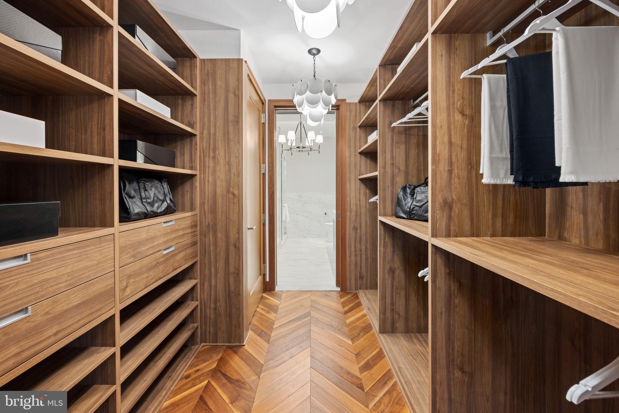 FOUR SEASONS PRIVATE RESIDENCES - Residential