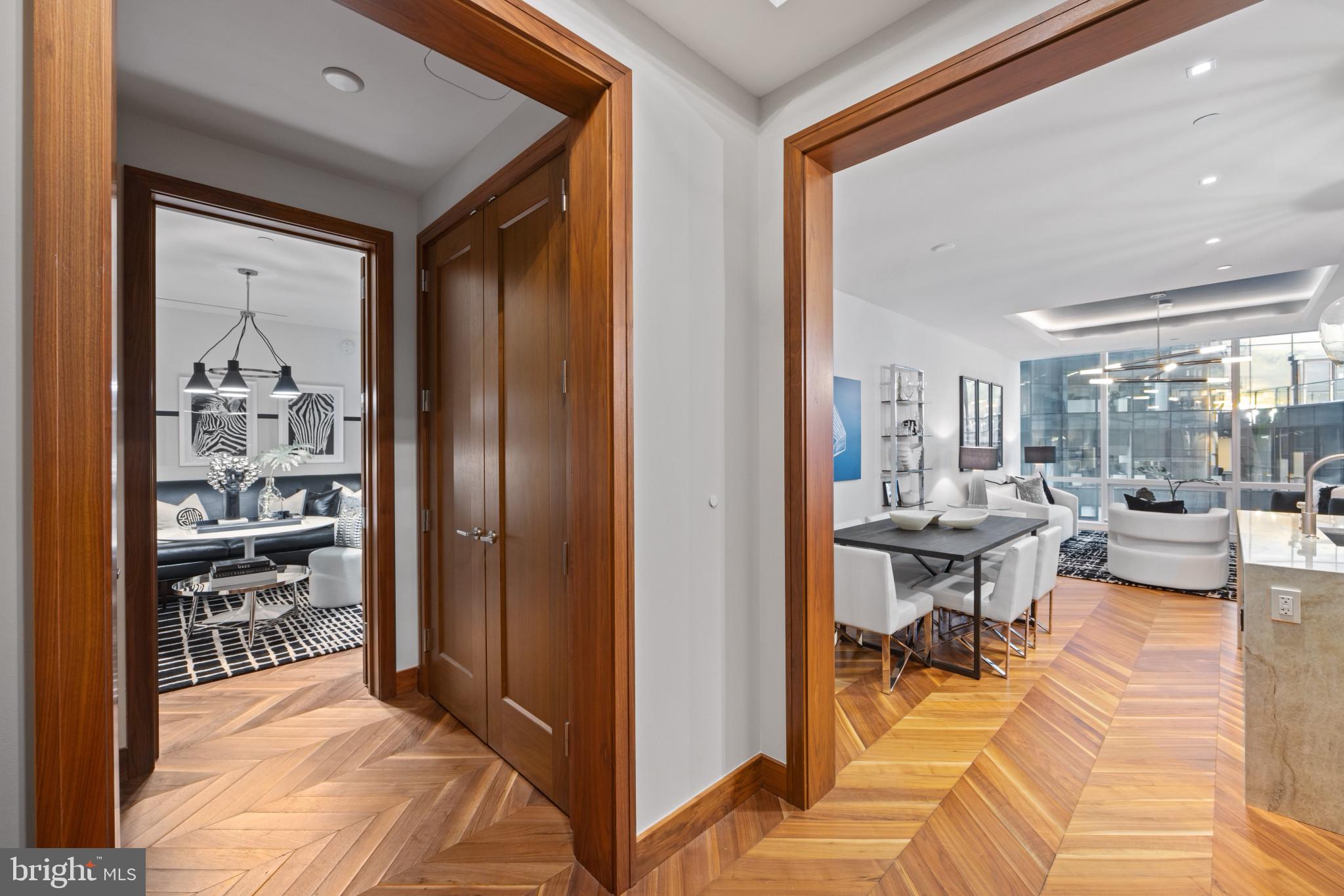 FOUR SEASONS PRIVATE RESIDENCES - Residential