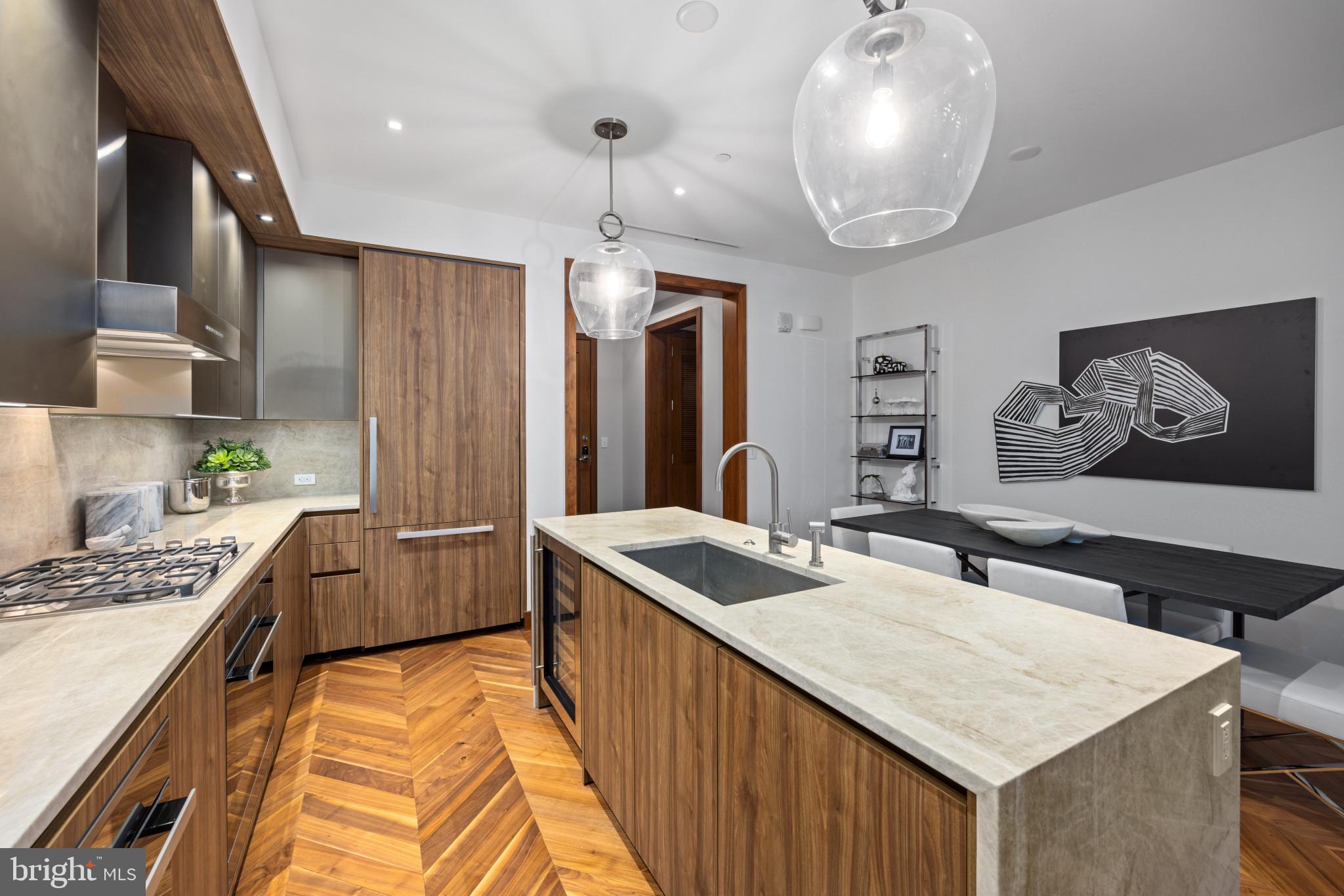 FOUR SEASONS PRIVATE RESIDENCES - Residential