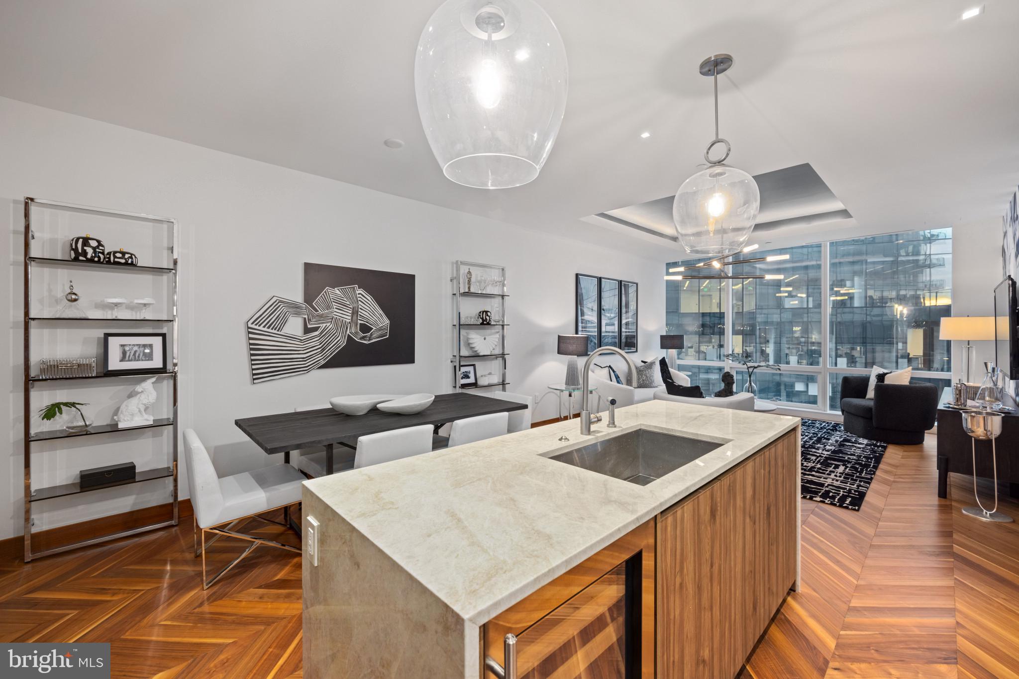 FOUR SEASONS PRIVATE RESIDENCES - Residential