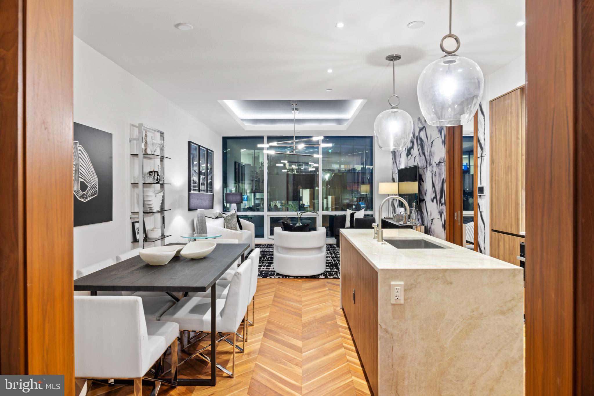 FOUR SEASONS PRIVATE RESIDENCES - Residential