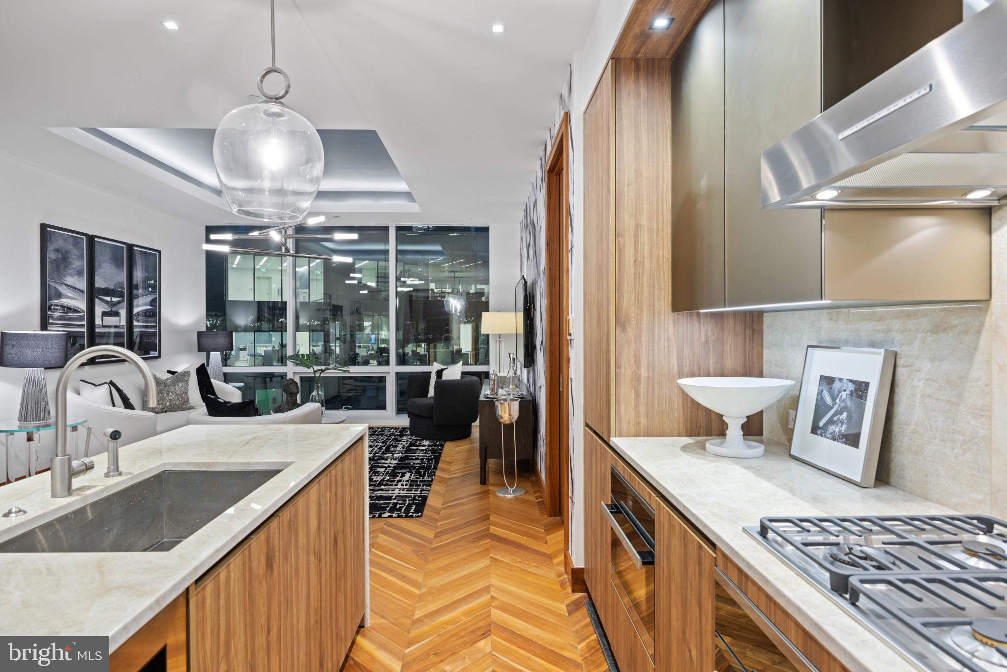 FOUR SEASONS PRIVATE RESIDENCES - Residential