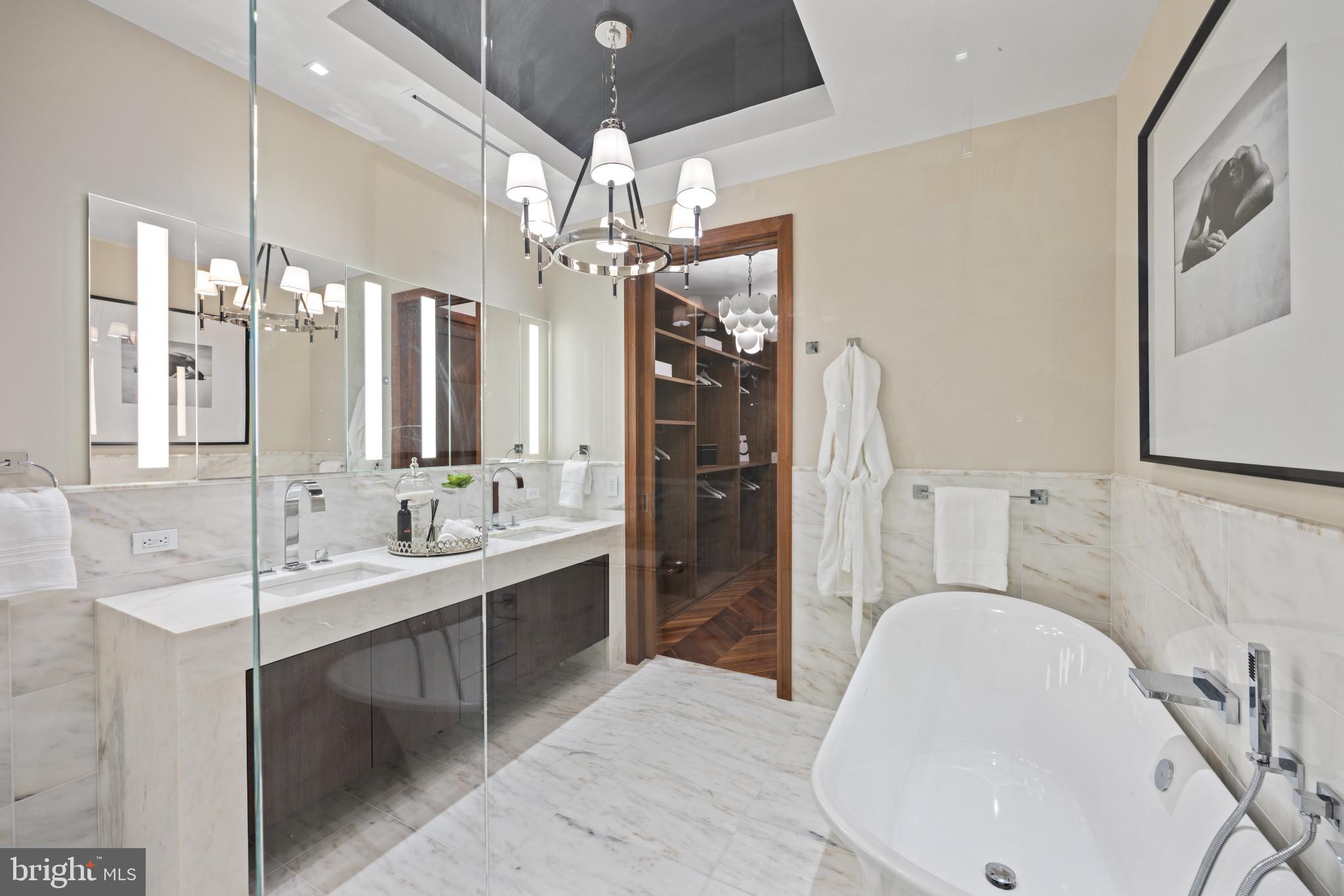 FOUR SEASONS PRIVATE RESIDENCES - Residential