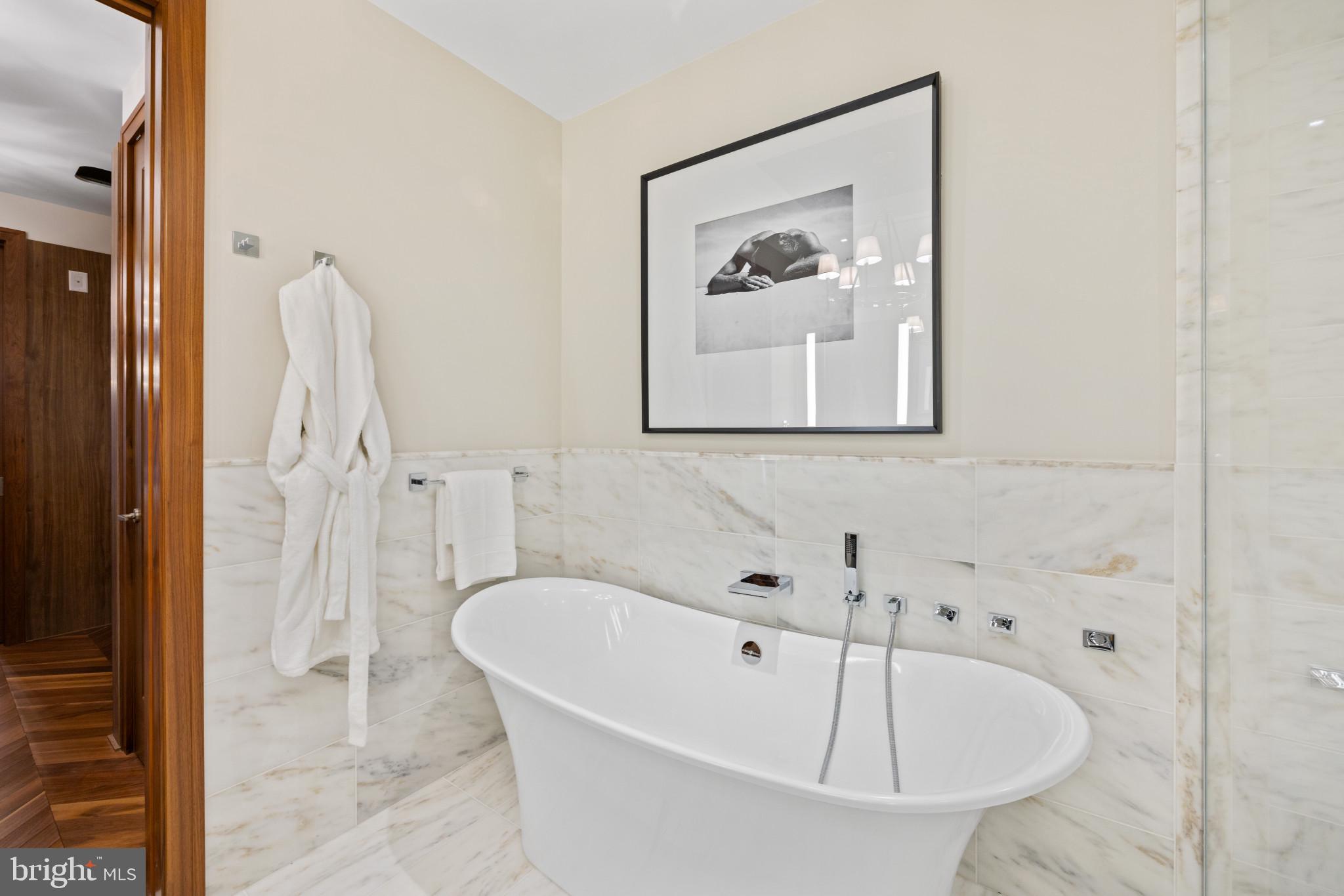 FOUR SEASONS PRIVATE RESIDENCES - Residential