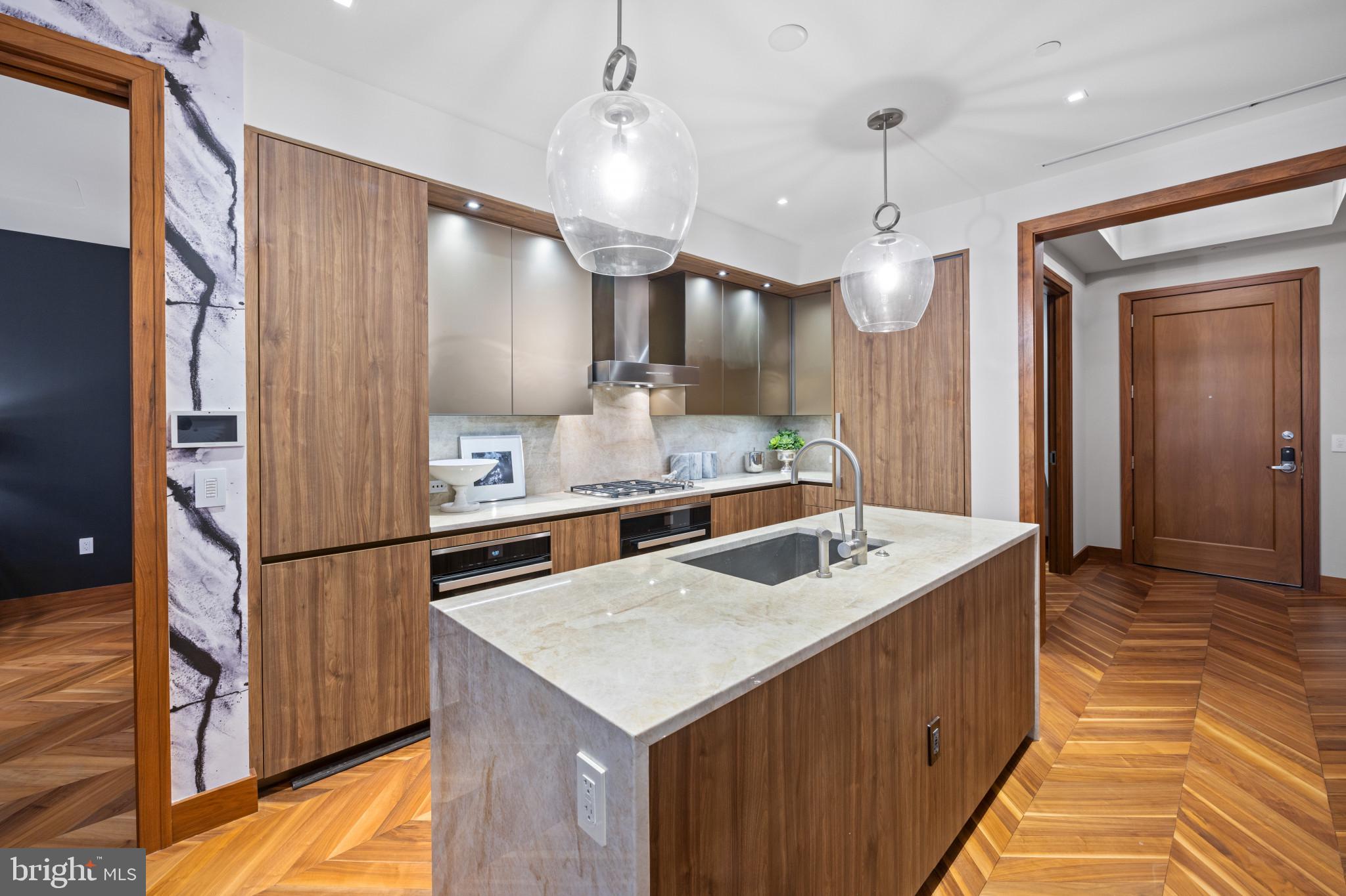 FOUR SEASONS PRIVATE RESIDENCES - Residential