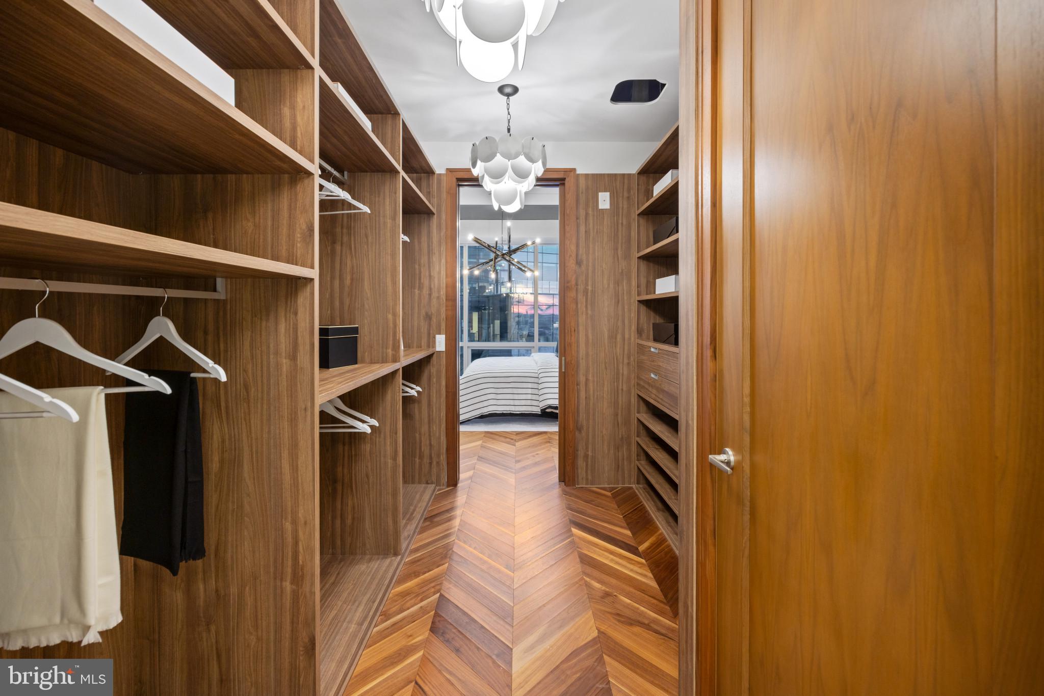 FOUR SEASONS PRIVATE RESIDENCES - Residential