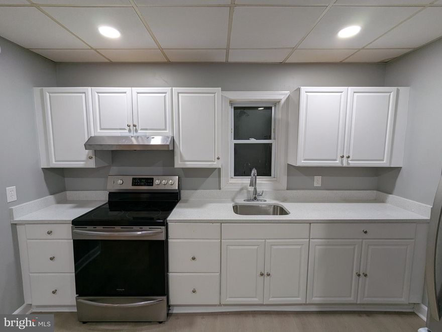 Beautiful renovated ground level apartment. Very spacious. This unit is in a building with only 2 units in it. One upstairs with its own private entrance.

This is for the ground level unit.