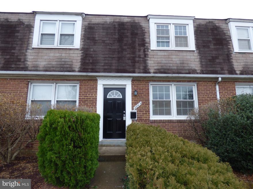 Great unit in Tip Top Shape!! Awesome kitchen with all new SS appliances, granite counter top, all new white kitchen cabinets! All flooring updated and no carpet in house! Fresh paint! Updated bath room! New HVAC and New water heater! All new doors, a few new windows, six panel doors and new light fixtures! Great home in great shape come take a look! Offer deadline is Monday Jan 3 at 3:00pm.