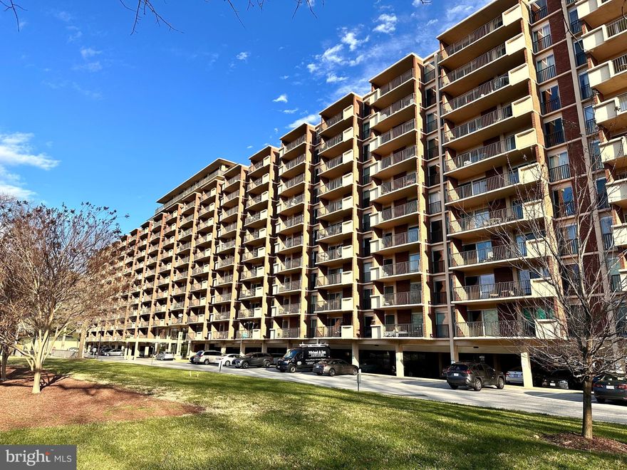 Horizon House 2BR/2BA Condo So Convenient to Pentagon City/Metro, Amazon HQ2 & Pentagon! Upgraded kitchen w/ granite, SS appliances. Renovated BA's with nice tilework, quality fixtures. Tons of closet space. Walkout to huge covered balcony w/ access from living room & both bedrooms. Covered parking close to entrance (#239). Utilities included. Secure building w/ Pool, tennis, front desk. Available immediately. $55 application fee. No smoking. Owner will consider one small pet w/ deposit on case by case basis.