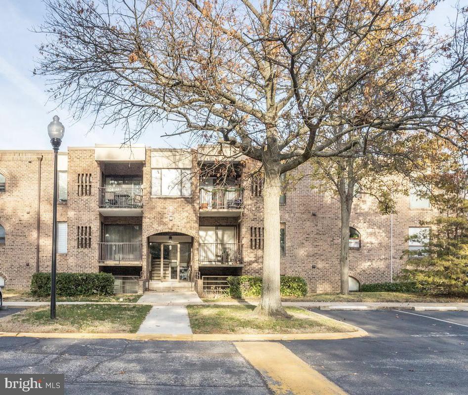 Fully furnished 1-bedroom, 1.5-bath ground-level condo. All you need is your suitcase. This condo is available for a 12-month lease in the Fairwinds community of Annapolis. Features include LVP flooring, a spacious primary suite with a built-in vanity, and a versatile bonus room off the kitchen—perfect for a home office or sitting area. Enjoy outdoor space on the private patio. This unit also includes a stackable washer and dryer for added convenience. Monthly rent covers condo fees, gas, water, trash, and use of the community pool. The tenant is responsible for internet, and cable. Very conveniently located near shops, restaurants, parks, and public transportation.