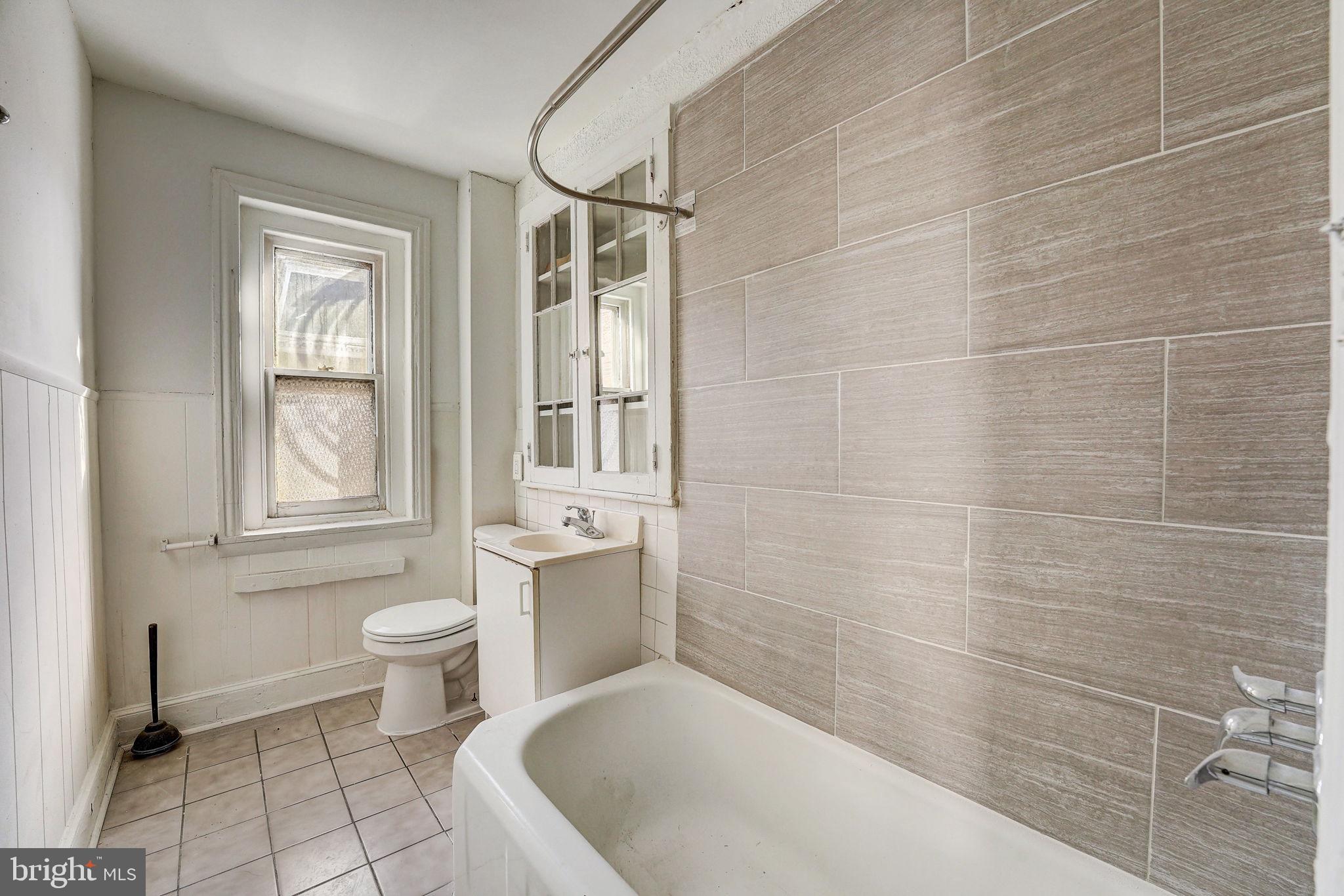 EAST FALLS - Residential Lease