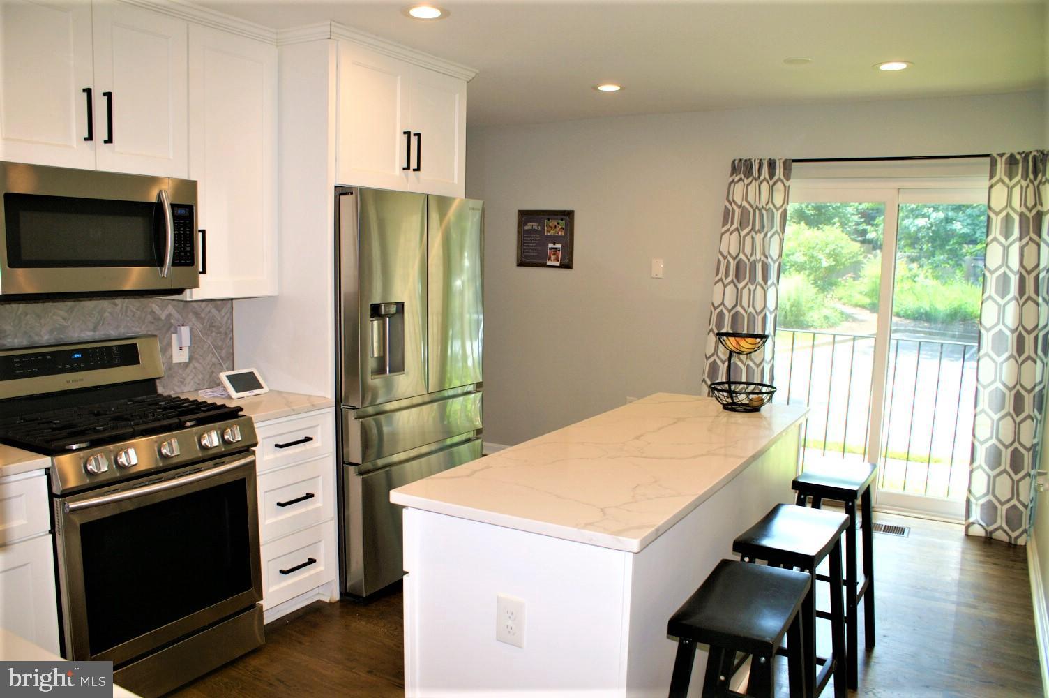 AMERICANA FAIRFAX - Residential