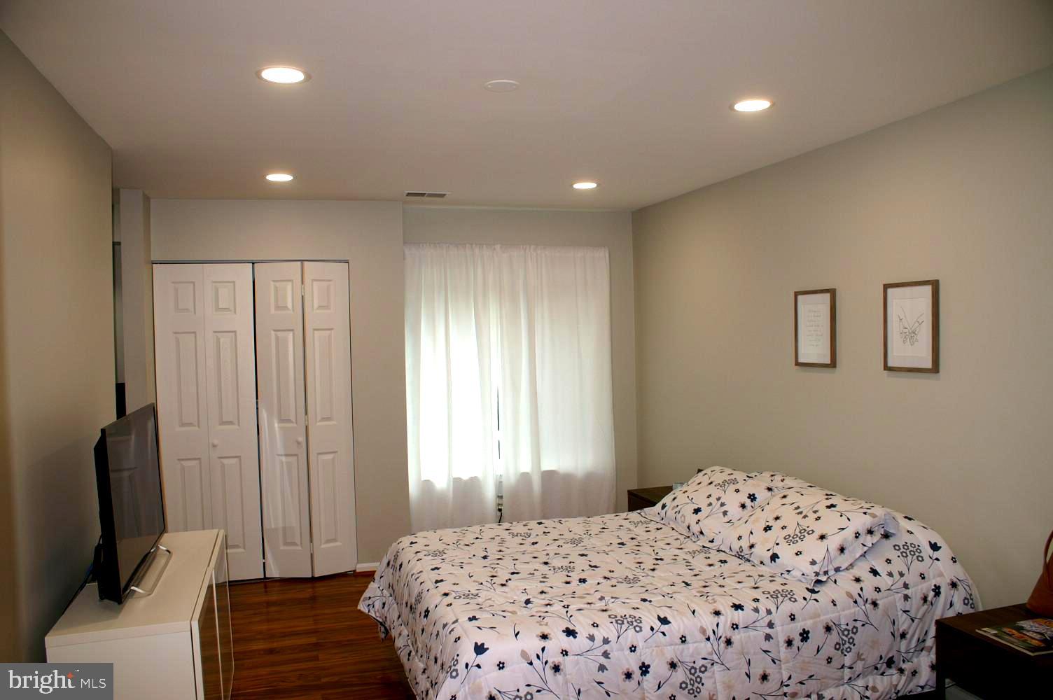 AMERICANA FAIRFAX - Residential