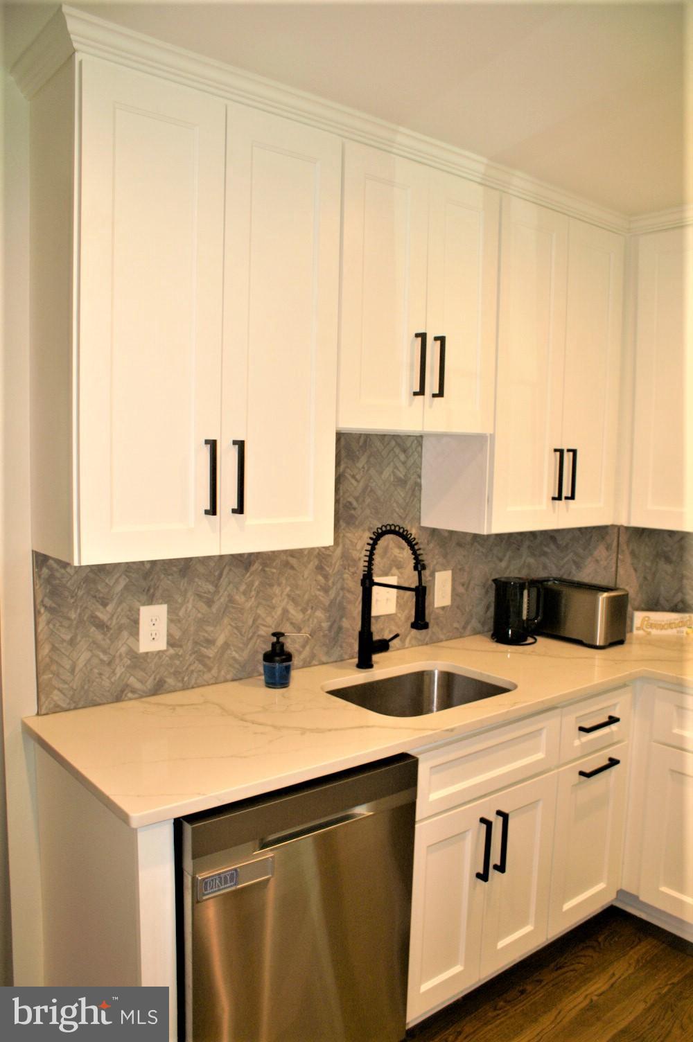 AMERICANA FAIRFAX - Residential