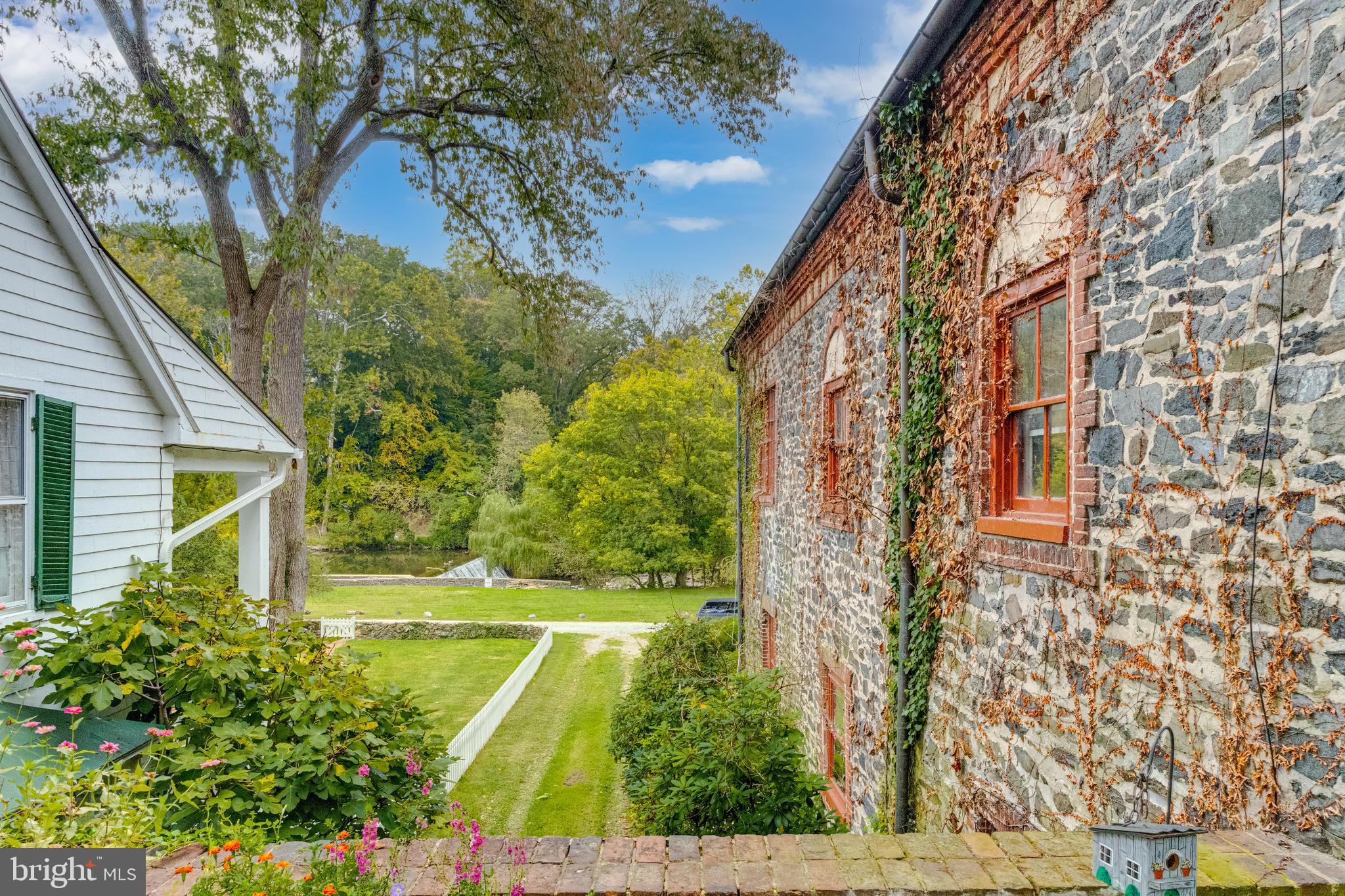 2423 PICKWICK ROAD