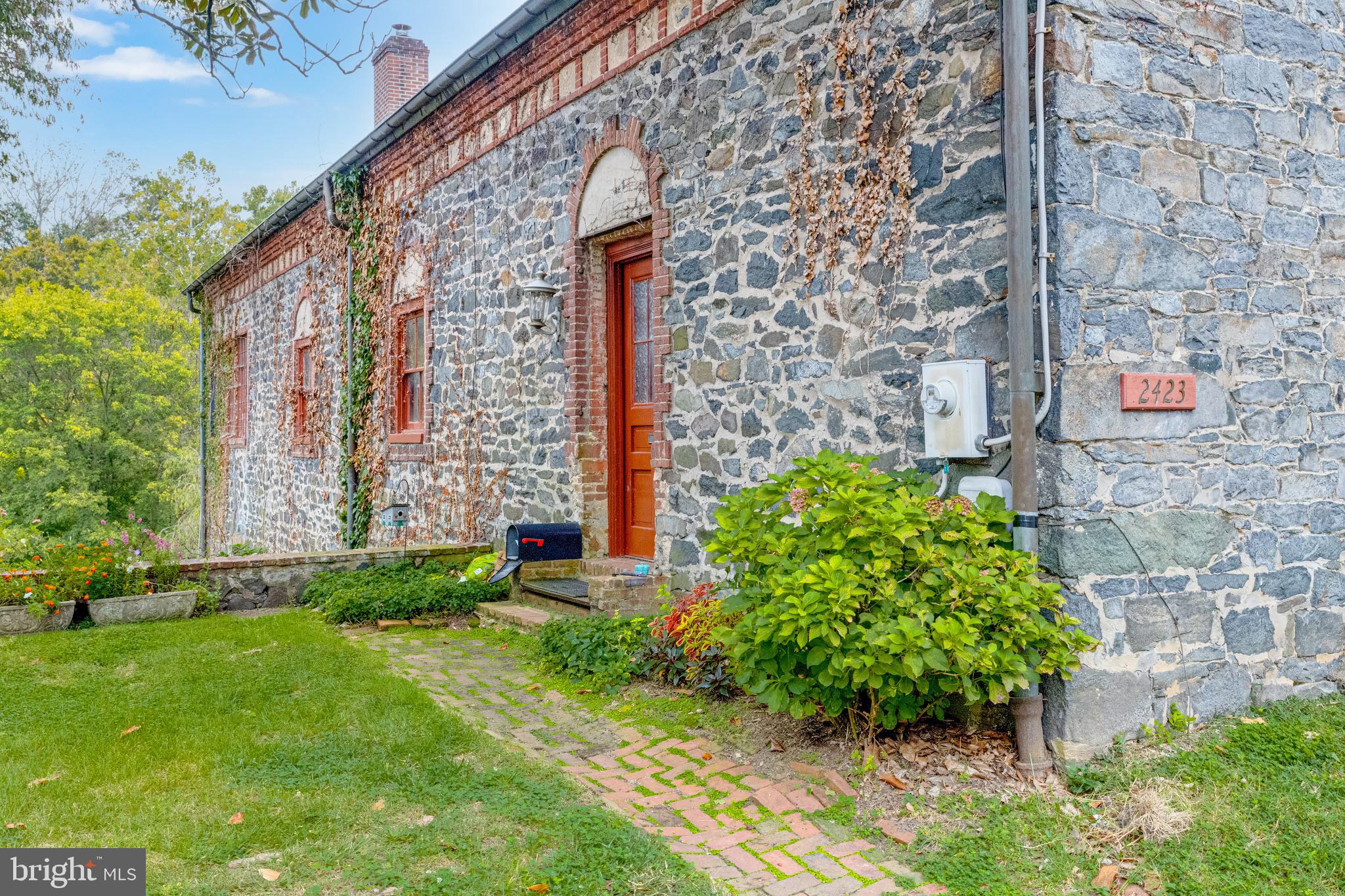 2423 PICKWICK ROAD