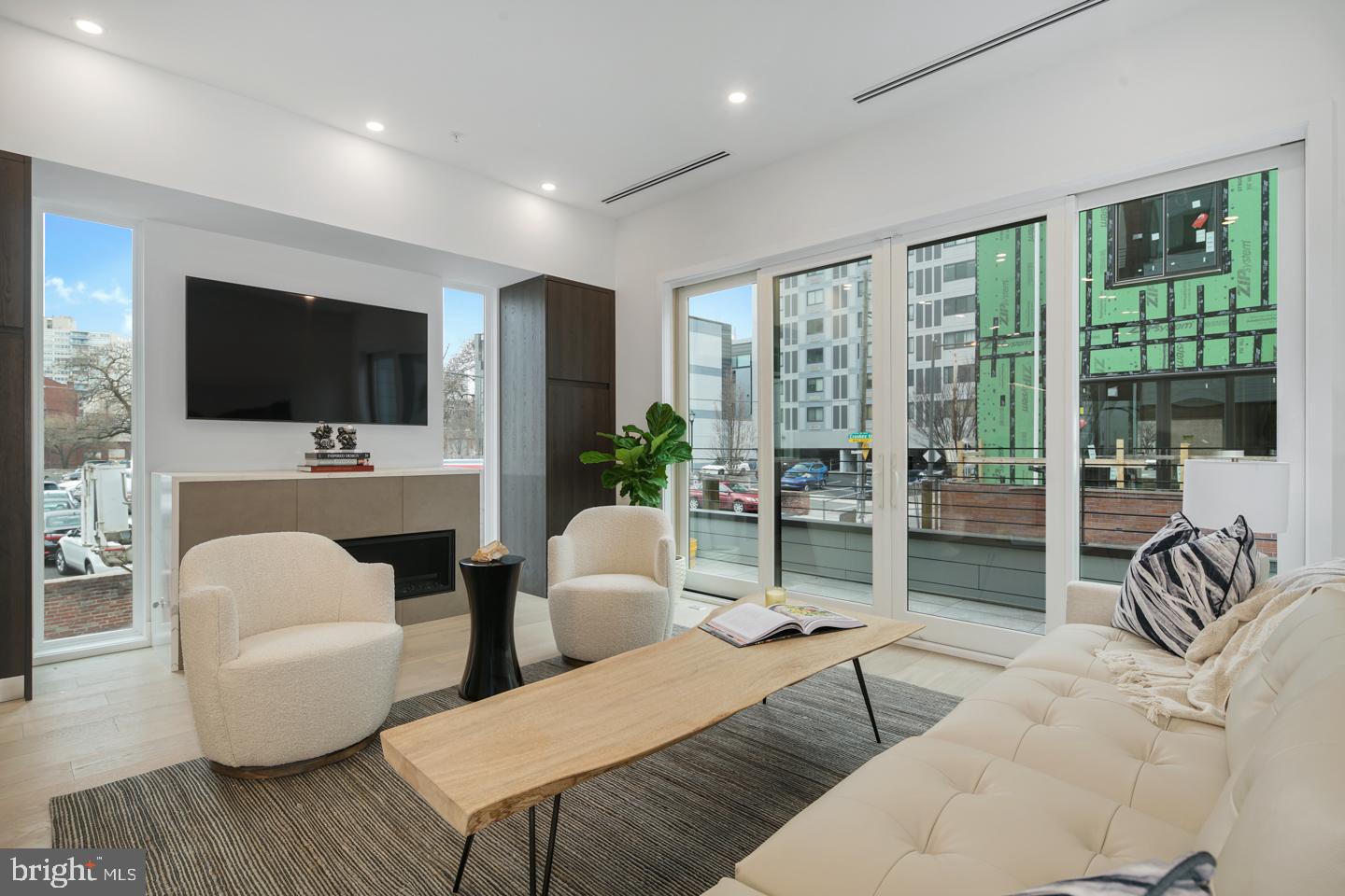 LOGAN SQUARE - Residential