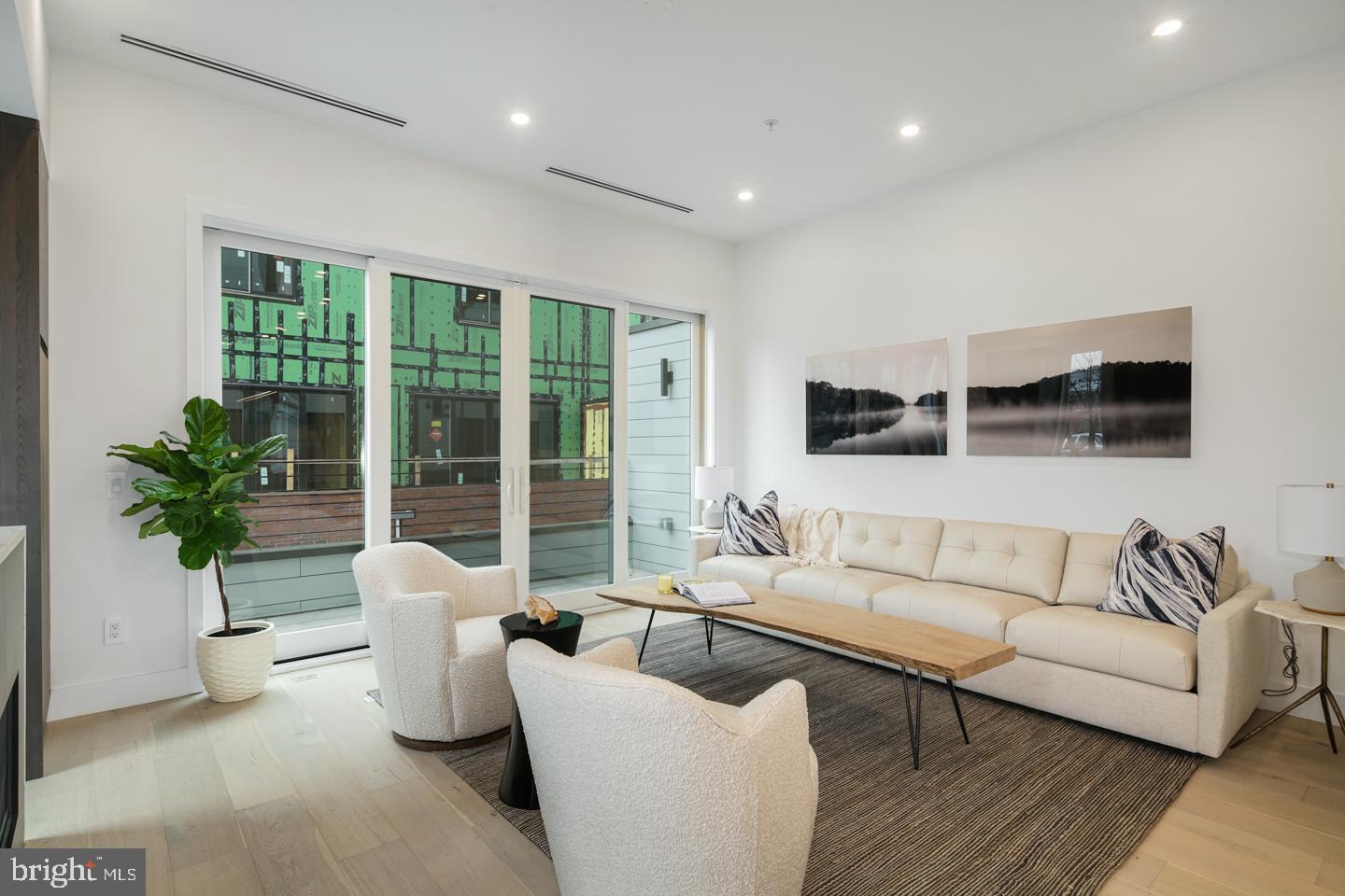 LOGAN SQUARE - Residential