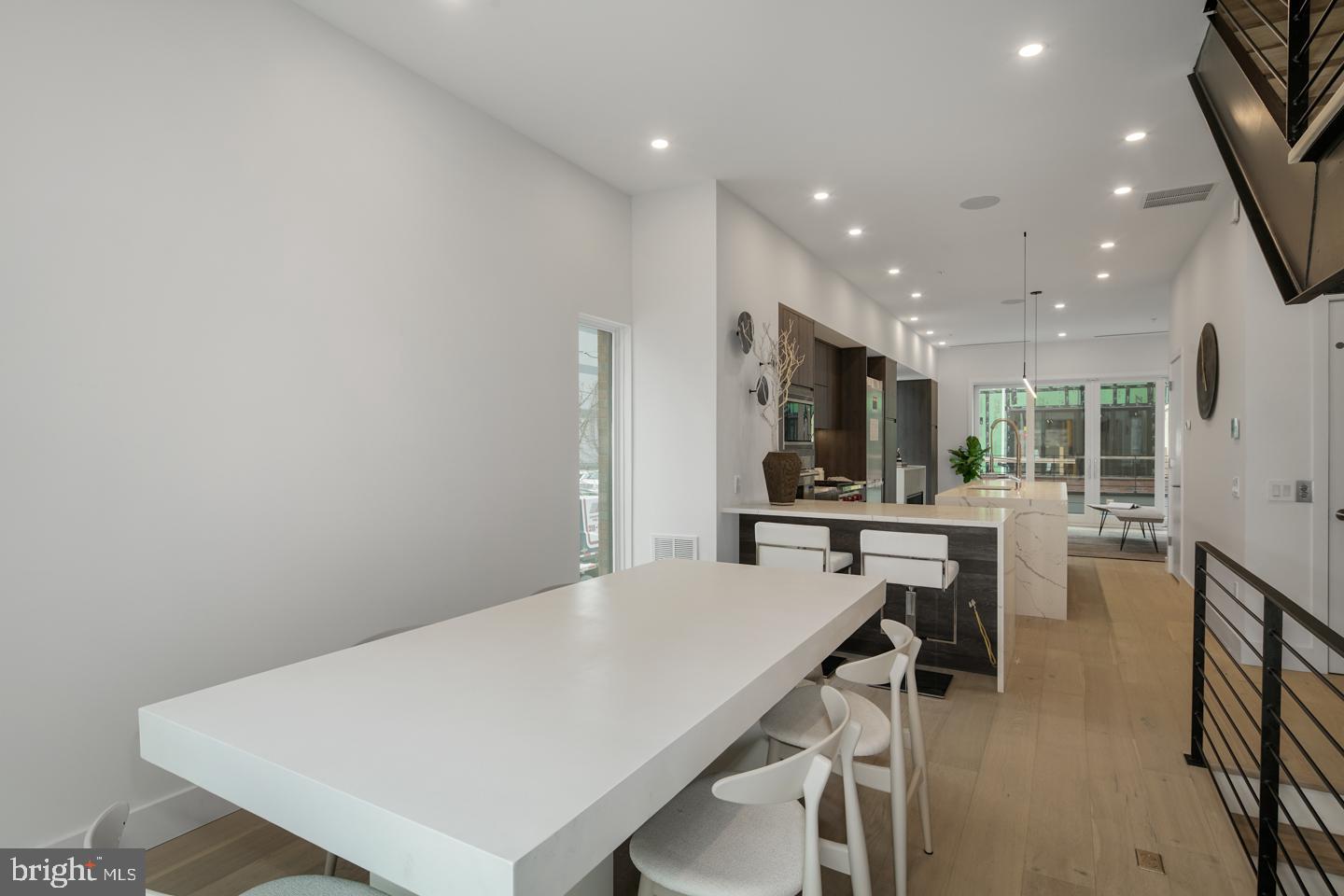 LOGAN SQUARE - Residential