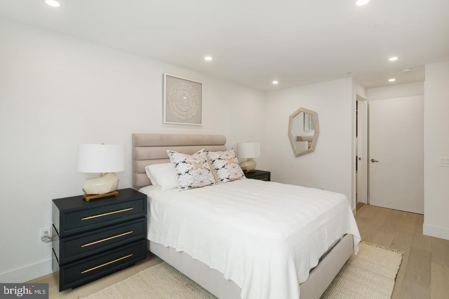 LOGAN SQUARE - Residential