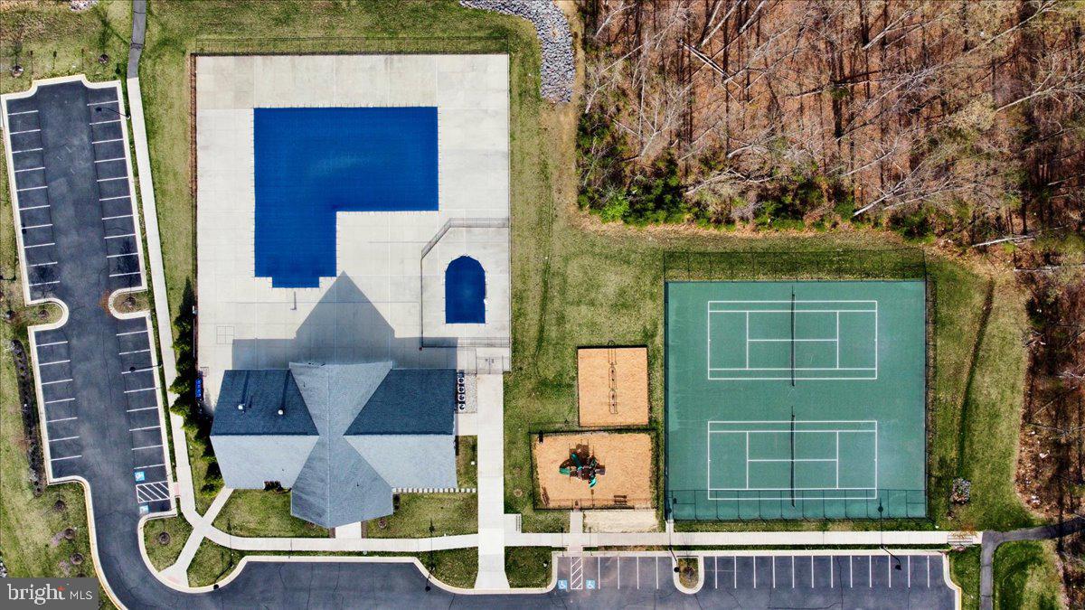 LOUDOUN CROSSING CONDOMINIUM - Residential