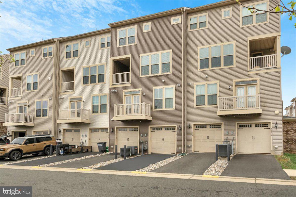 LOUDOUN CROSSING CONDOMINIUM - Residential