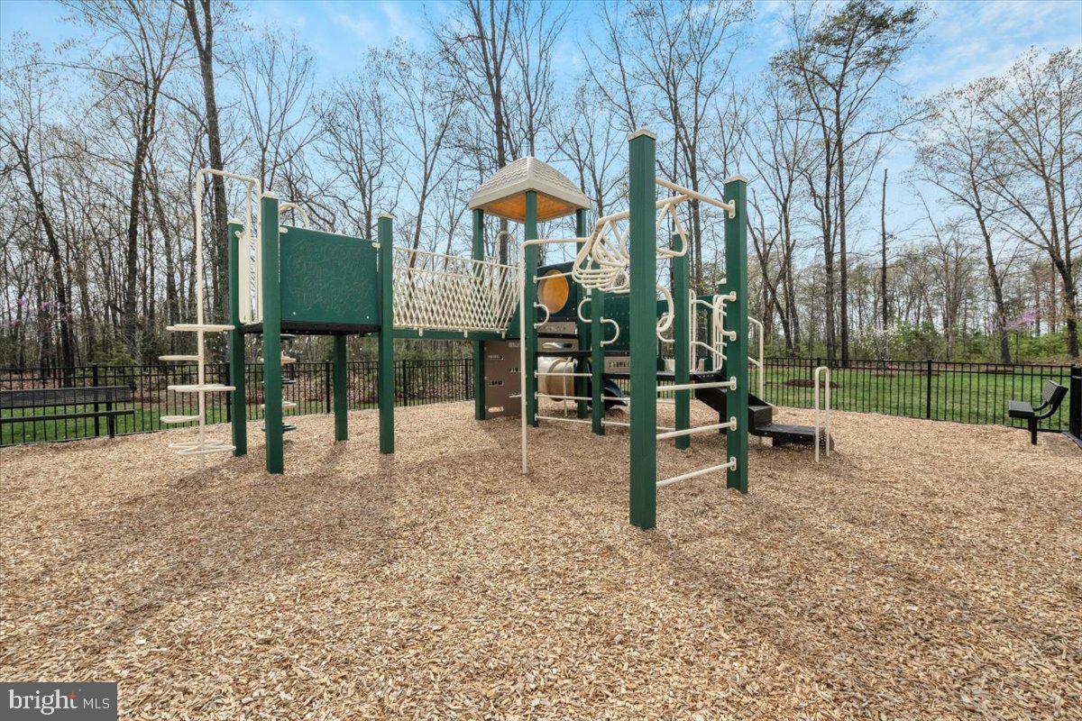 LOUDOUN CROSSING CONDOMINIUM - Residential