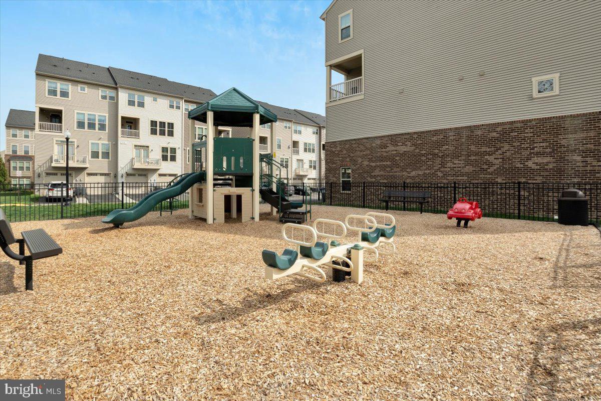 LOUDOUN CROSSING CONDOMINIUM - Residential