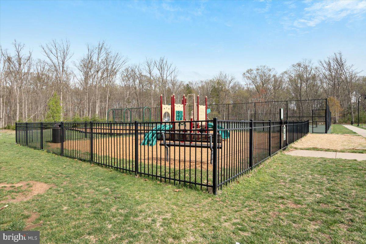 LOUDOUN CROSSING CONDOMINIUM - Residential