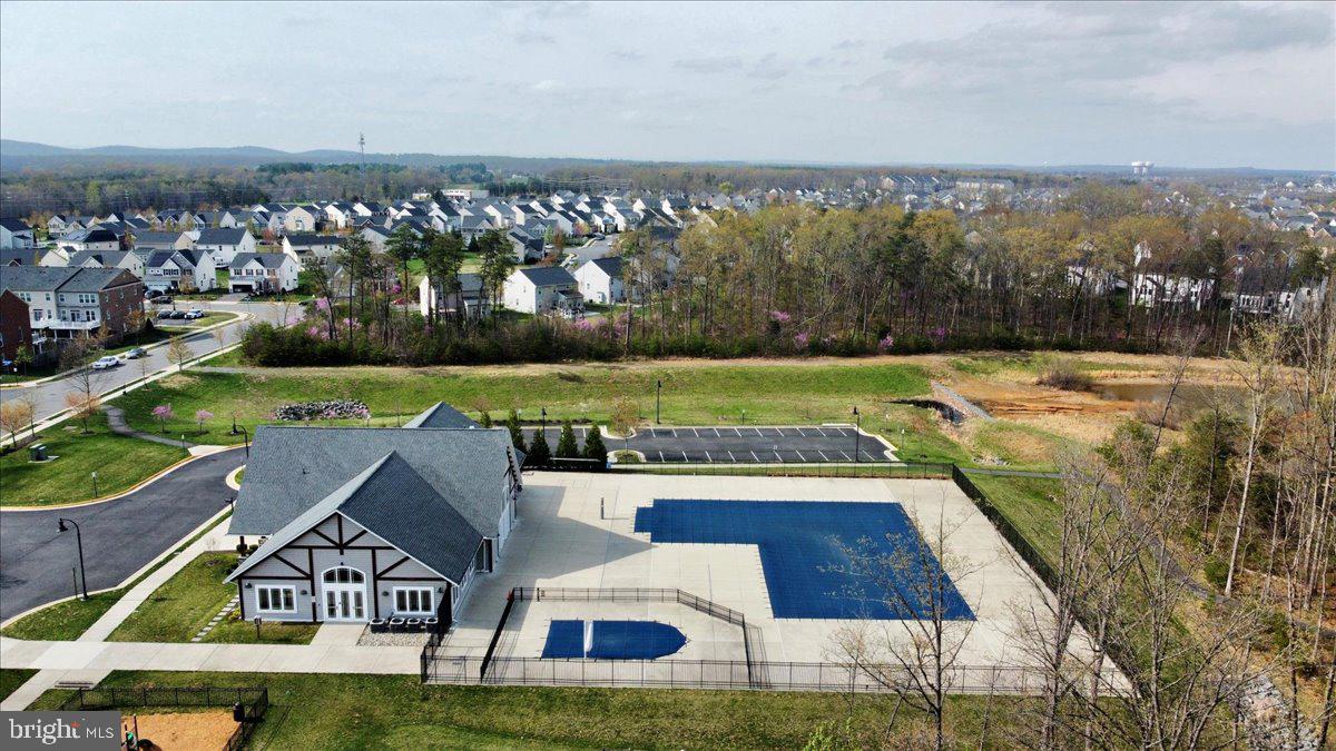 LOUDOUN CROSSING CONDOMINIUM - Residential