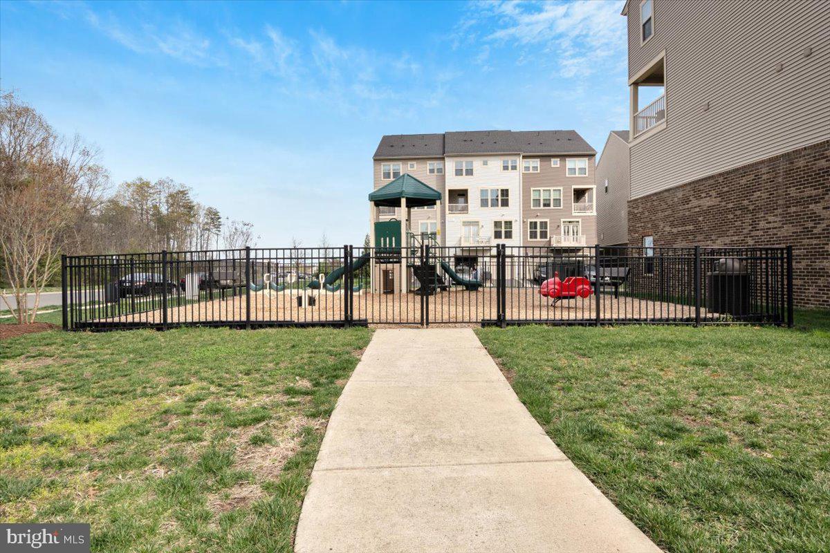 LOUDOUN CROSSING CONDOMINIUM - Residential