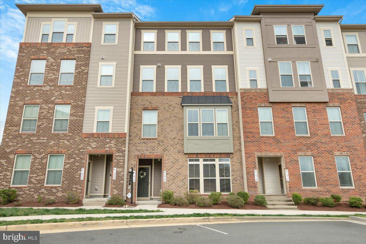 LOUDOUN CROSSING CONDOMINIUM - Residential