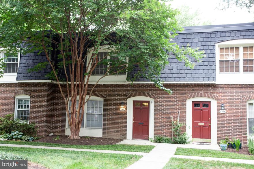 3 Bedroom Townhouse in Cardinal Forest! Beautiful entry w/two story foyer and curved staircase. Kitchen and Dining Rm opens up to fenced back yard. Great location near Lake Accotink Park w/trails for walking/biking. Minutes from 495, 395, and 95 - easily commute into DC, Arlington, or Tysons. Just down the road from newly Renovated Springfield Town Center! Inside West Springfield School Boundary!
