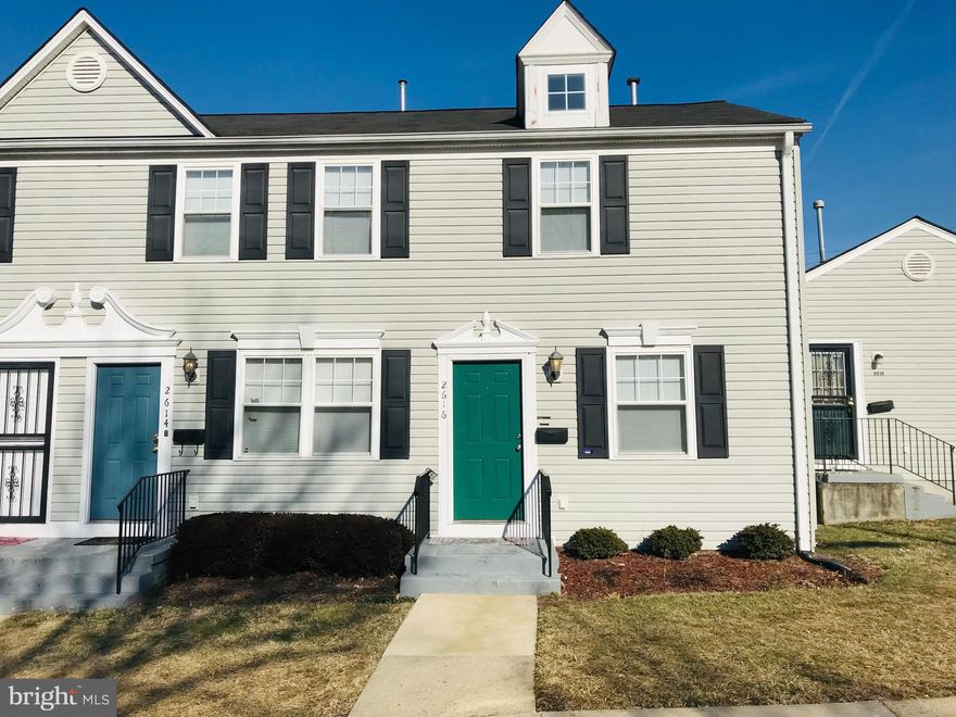 This sought after END UNIT 3 bedrooms / 1.5 bathroom townhome features beautiful wood floors downstairs, carpeted floors upstairs, and three bedrooms with plenty of closet space. FRESHLY painted!!
Full bathroom is located upstairs and half bath is on the main level. Stackable Washer/Dryer!
PET friendly!! Small pet preferred. This kitchen features granite countertops, modern cabinetry, and stainless steel appliances. Added touches include custom track lighting and ceiling lights in every bedroom.
Enjoy view from multiple windows throughout the home, and host quiet dinners in the dining area located next to the open kitchen. Parking in front or back with access to the home either way. This one will go fast, DON'T MISS IT!