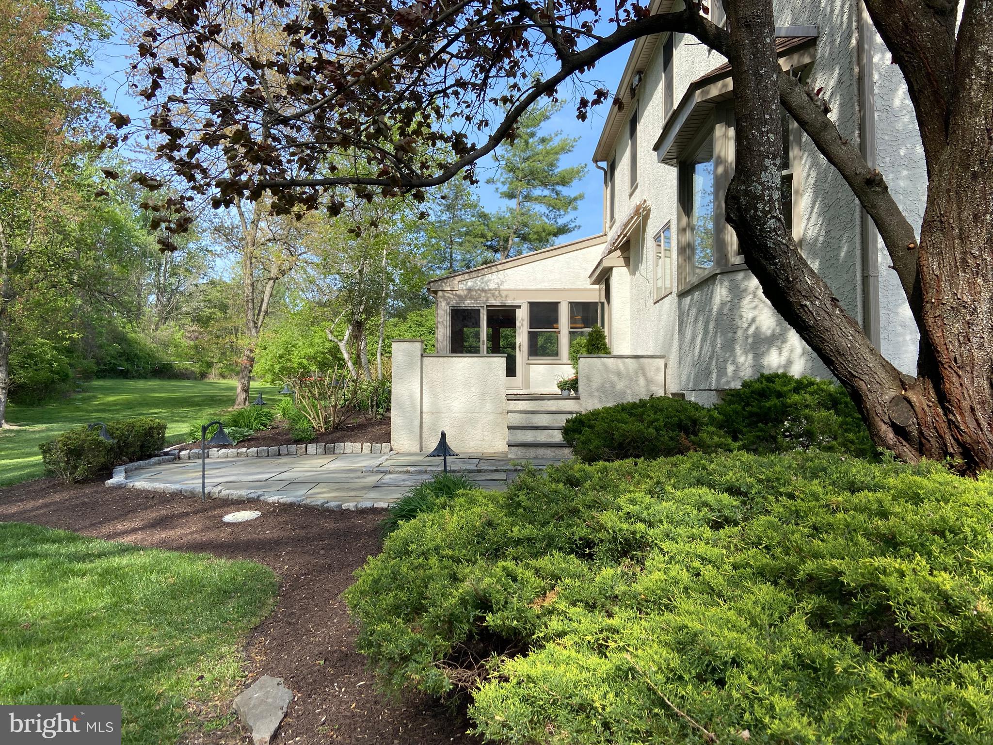 WHITE CHIMNEYS - Residential