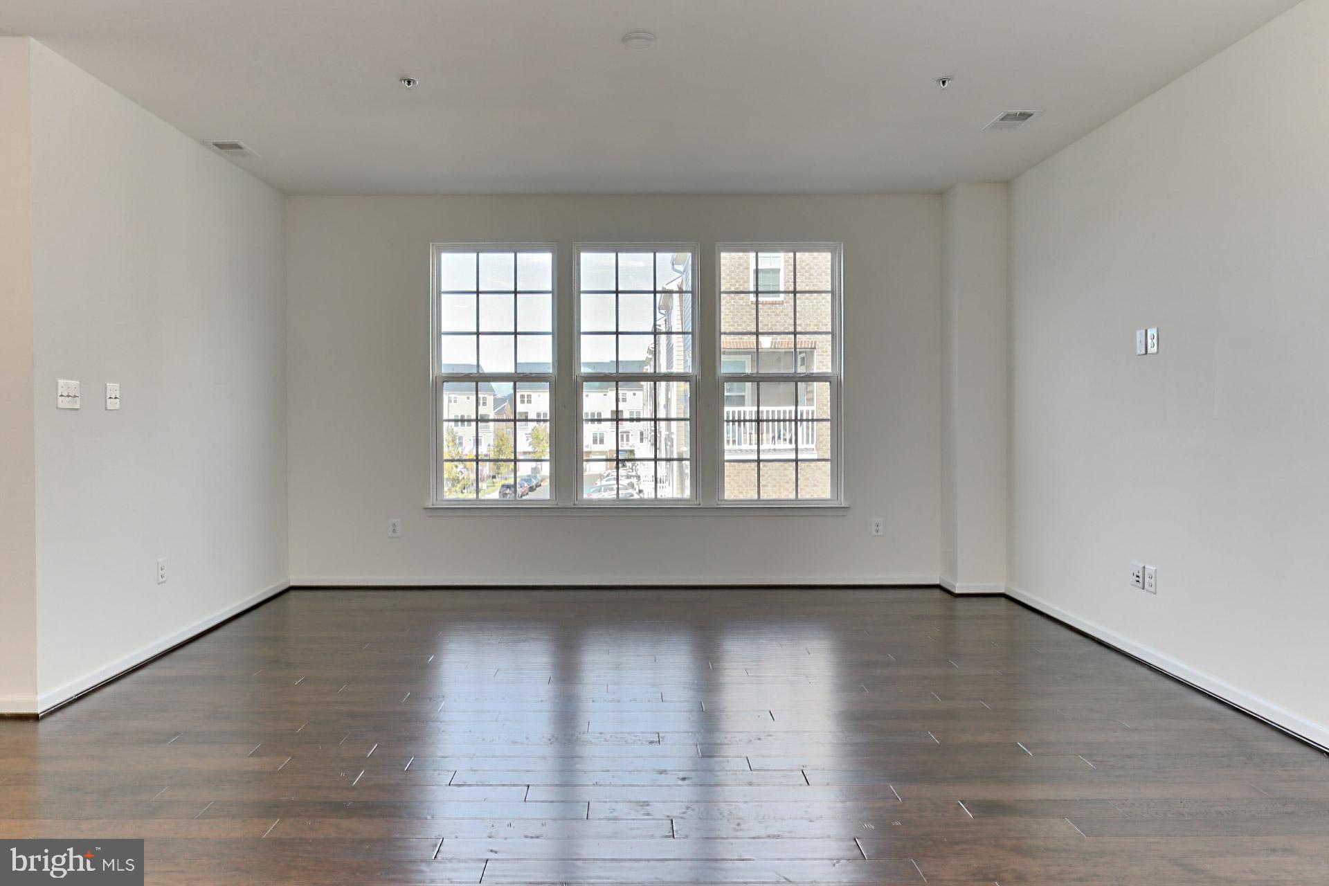 DISCOVERY SQUARE - Residential