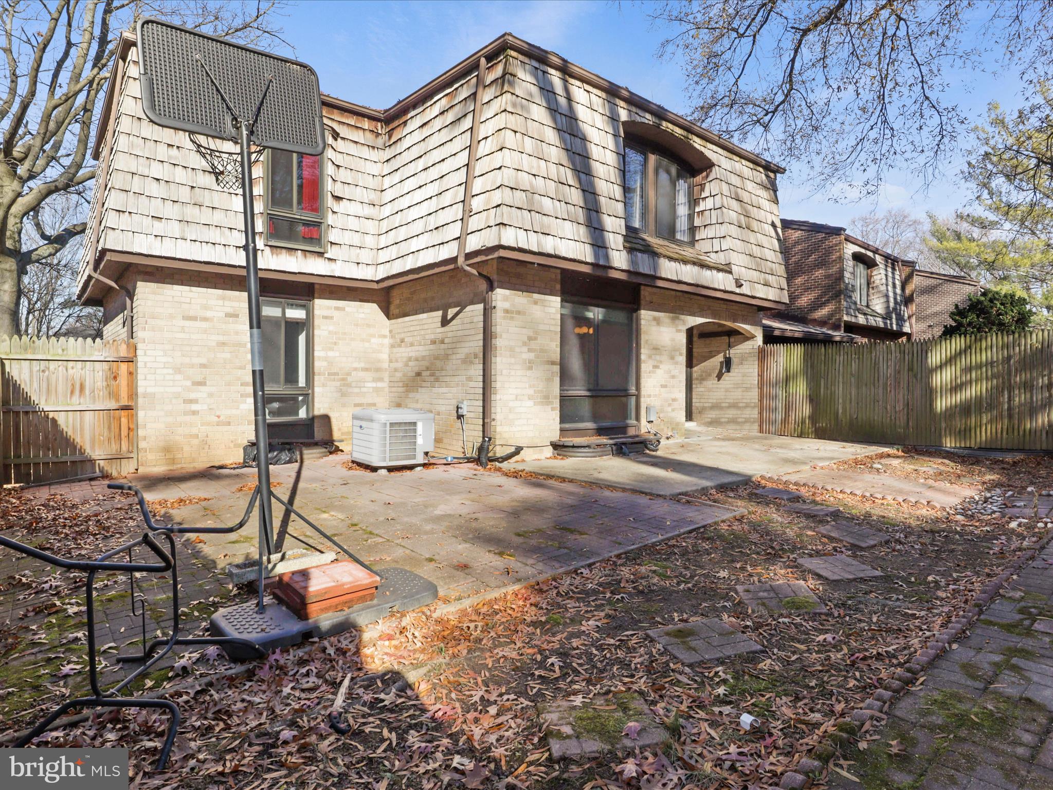 AMERICANA FAIRFAX - Residential