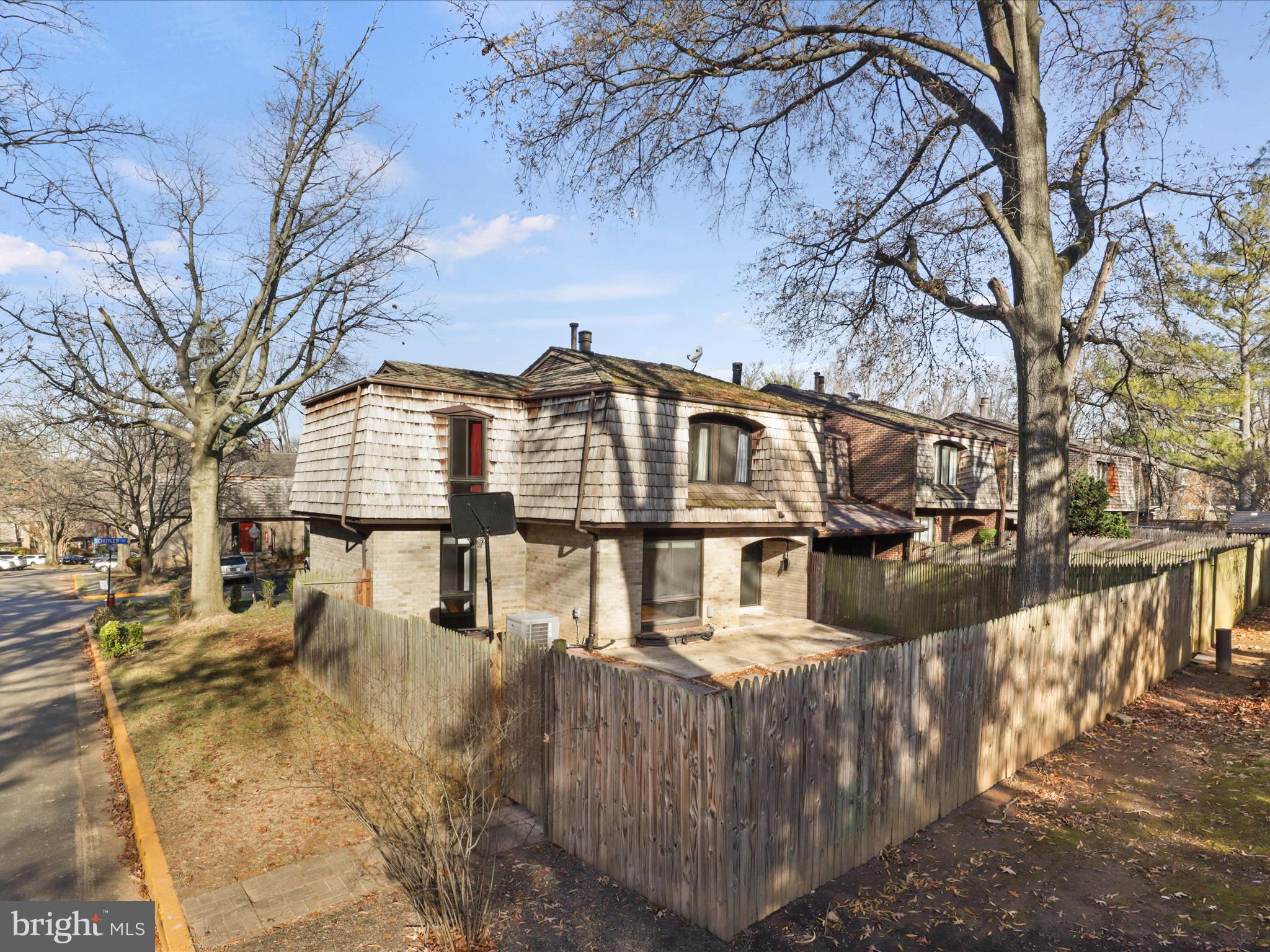 AMERICANA FAIRFAX - Residential