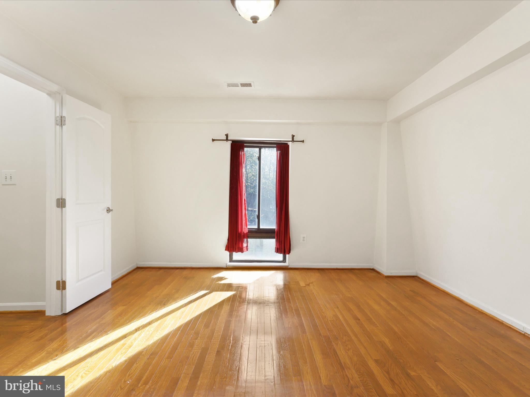 AMERICANA FAIRFAX - Residential