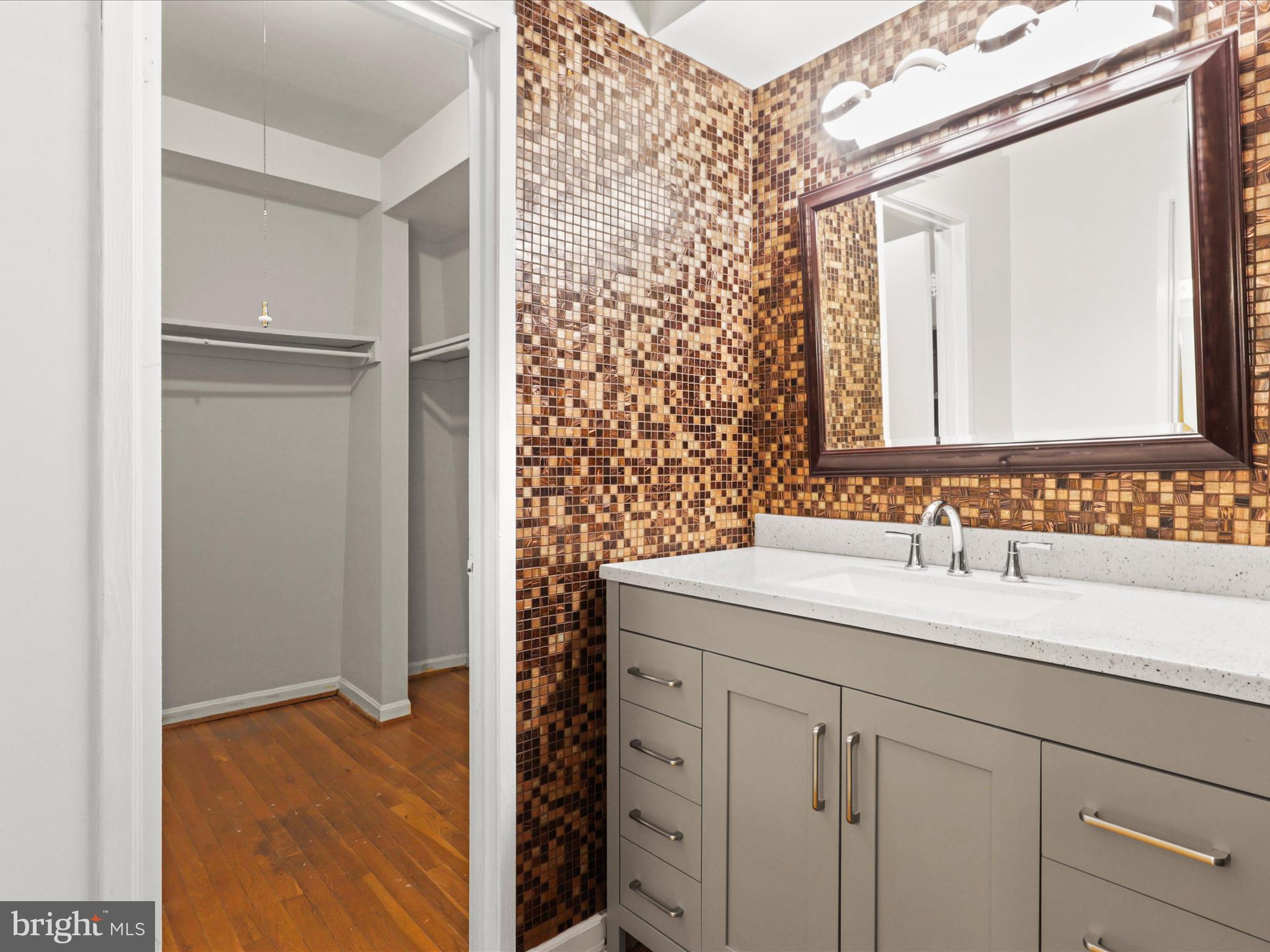 AMERICANA FAIRFAX - Residential