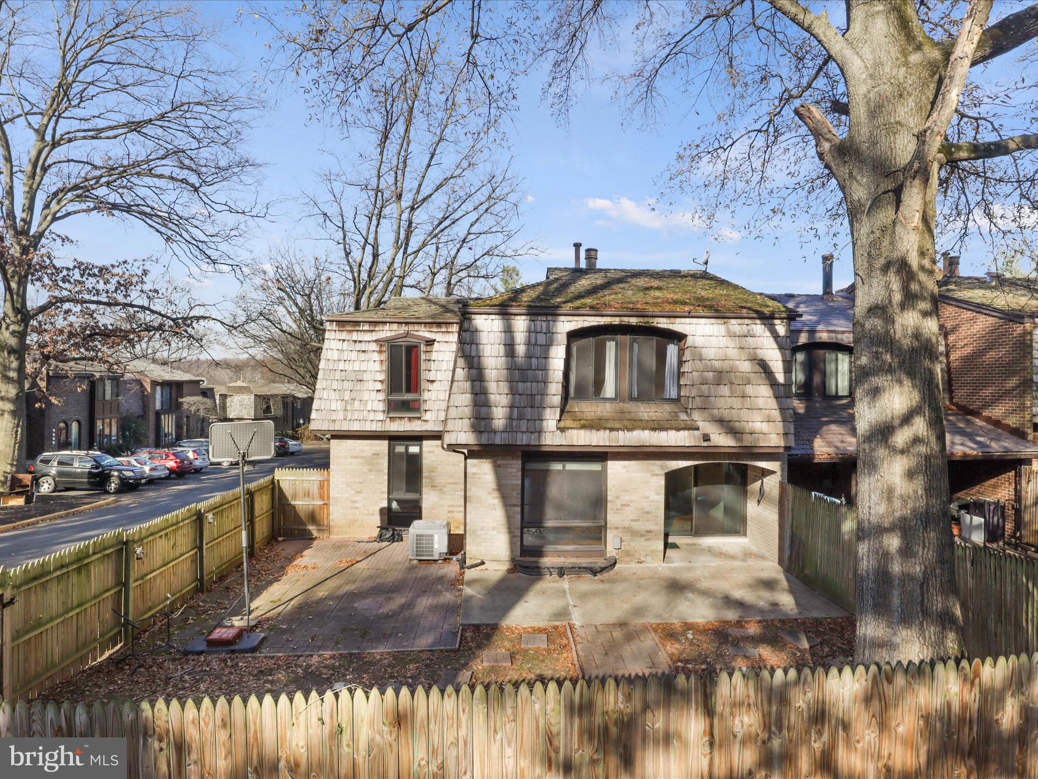 AMERICANA FAIRFAX - Residential