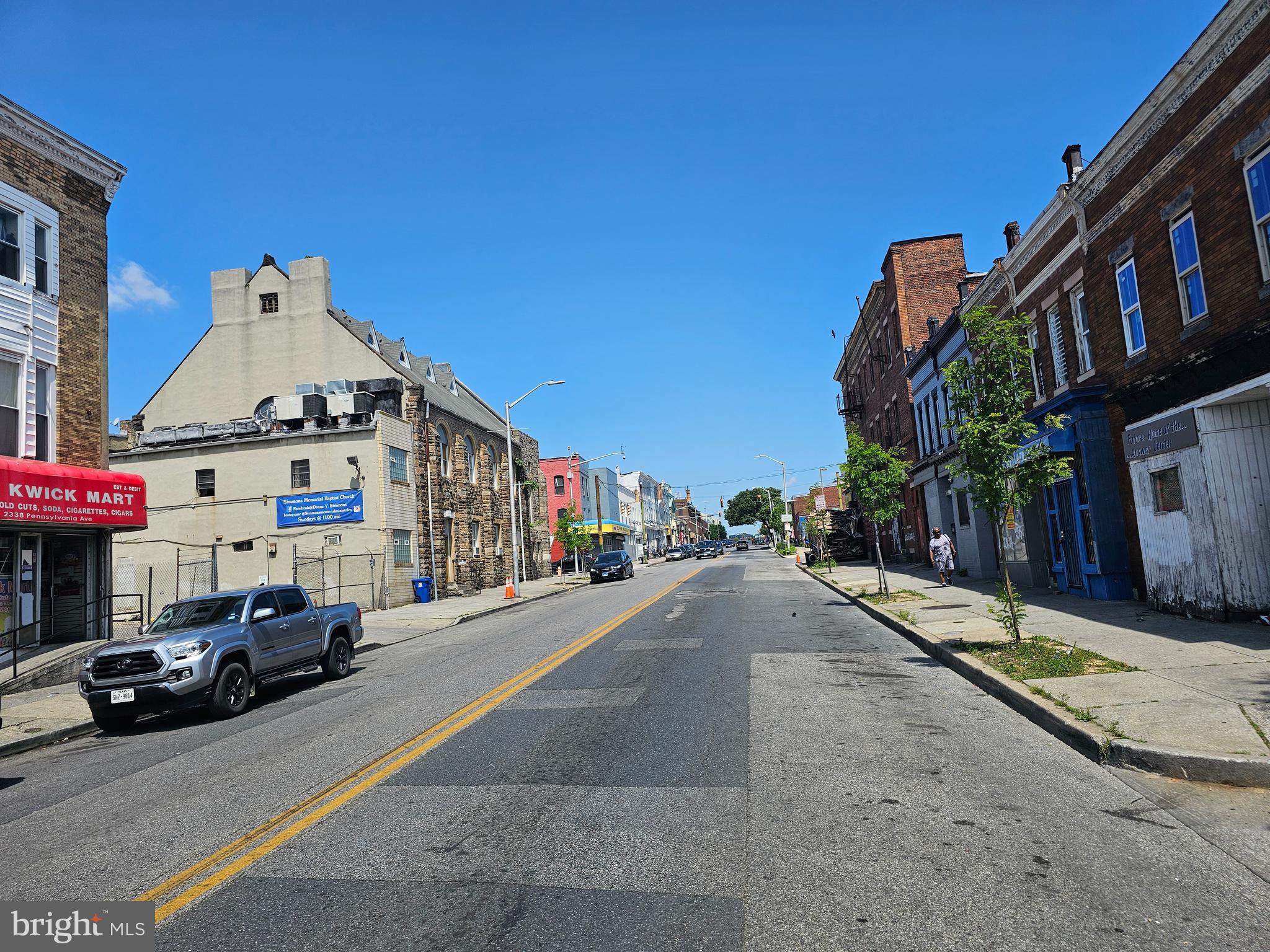 Main image without alt text