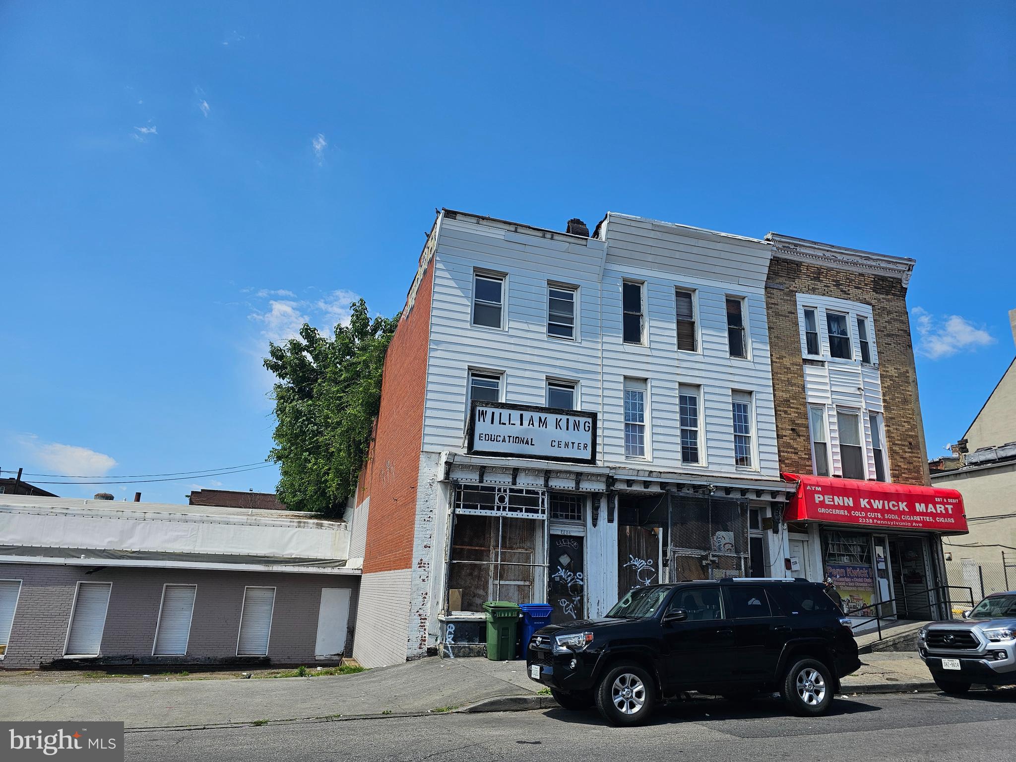 Main image without alt text