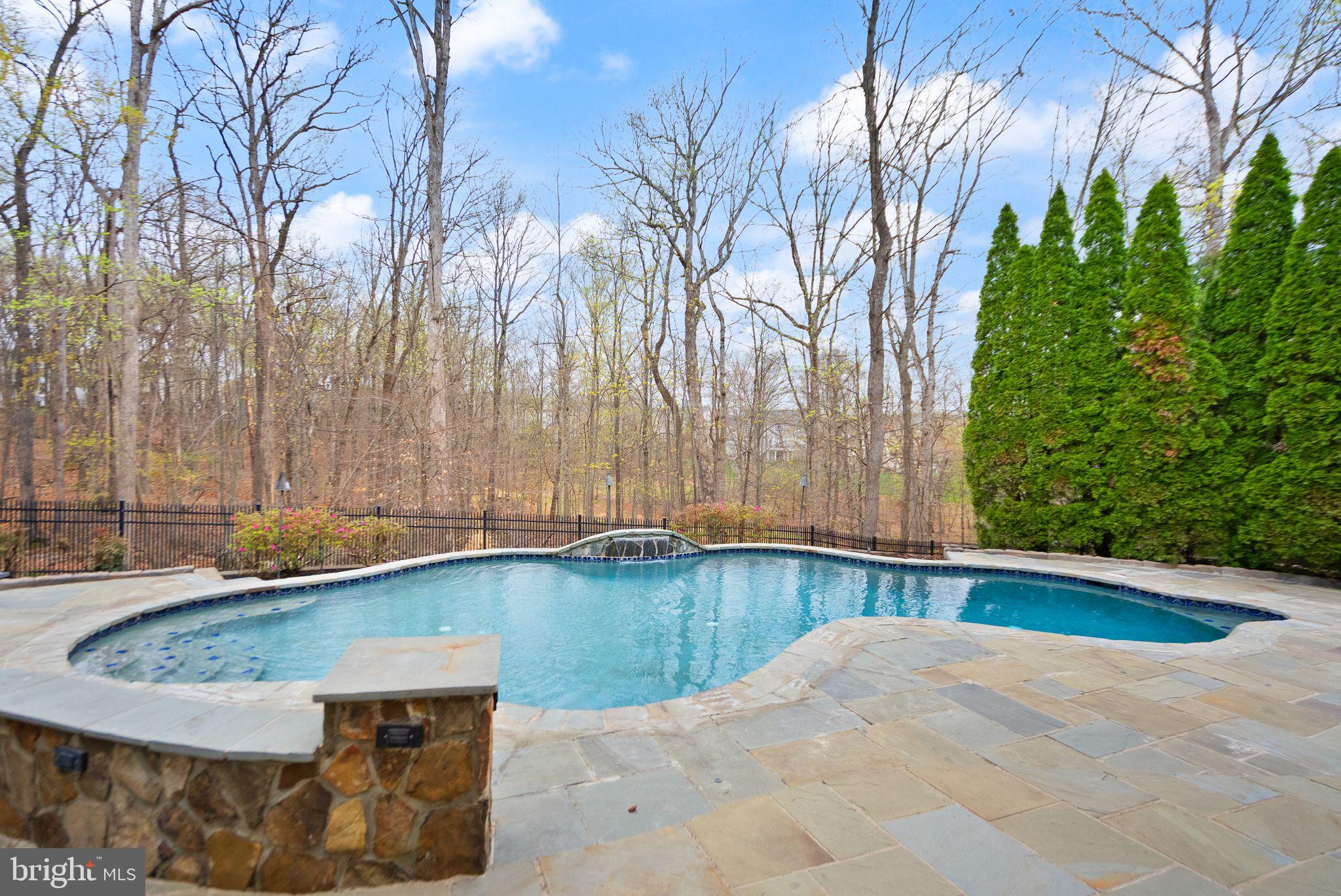 LANSDOWNE ON THE POTOMAC - Residential