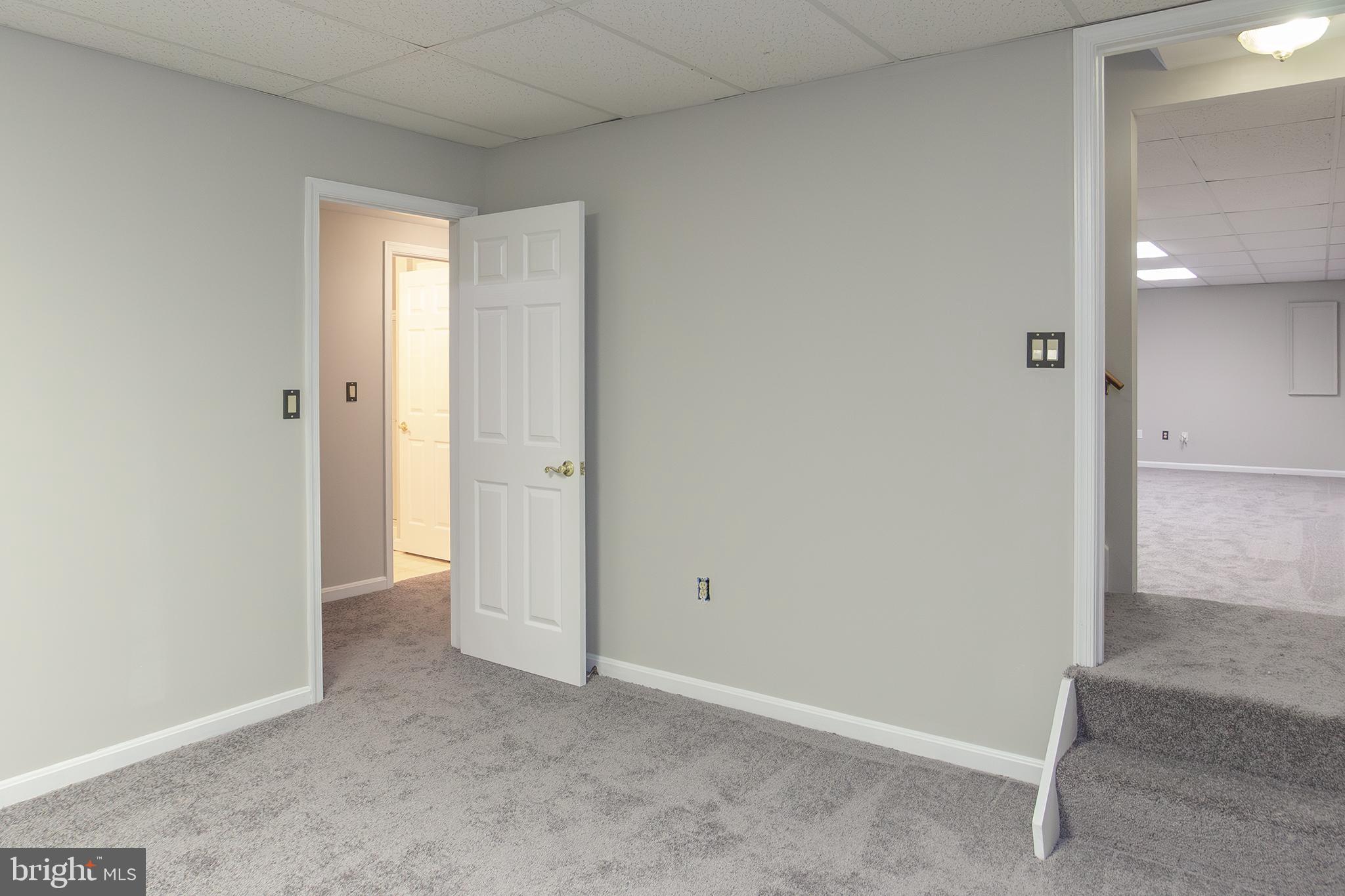 WHITE HALL - Residential