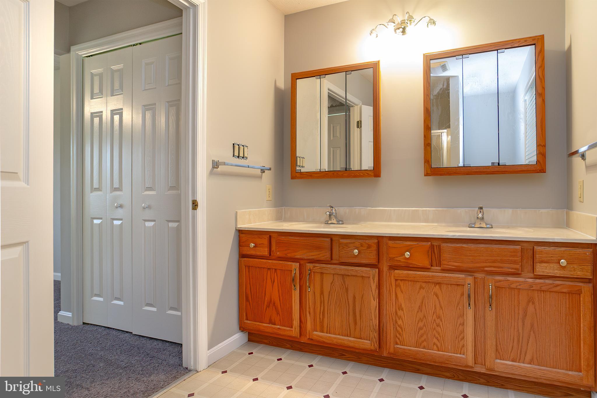 WHITE HALL - Residential