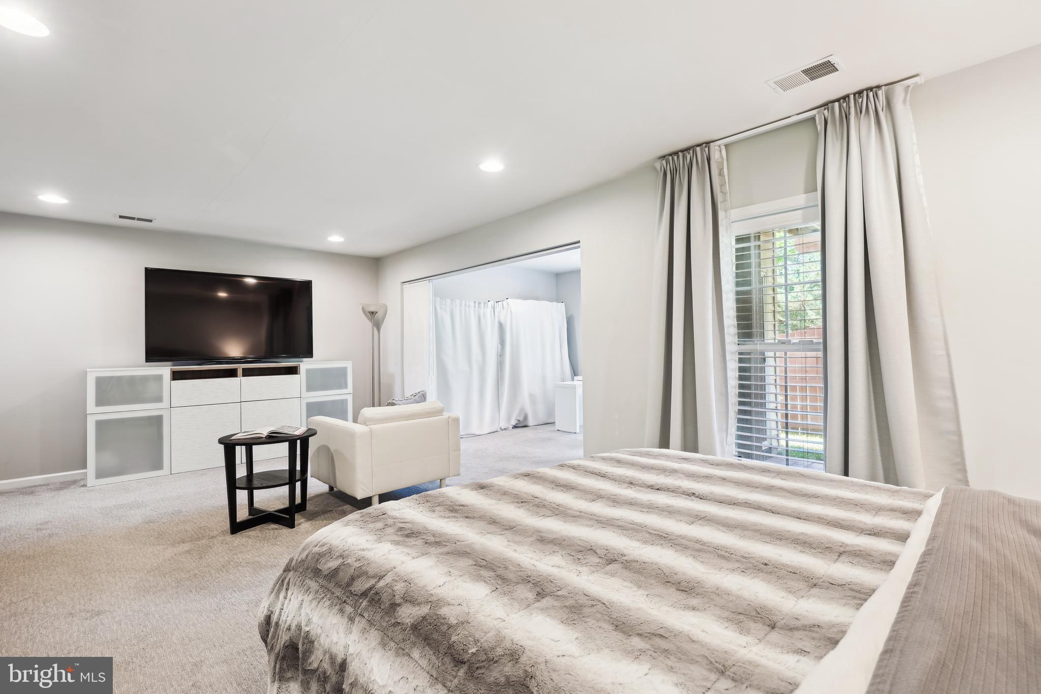 WILLOW OAKS AT FAIR LAKES - Residential