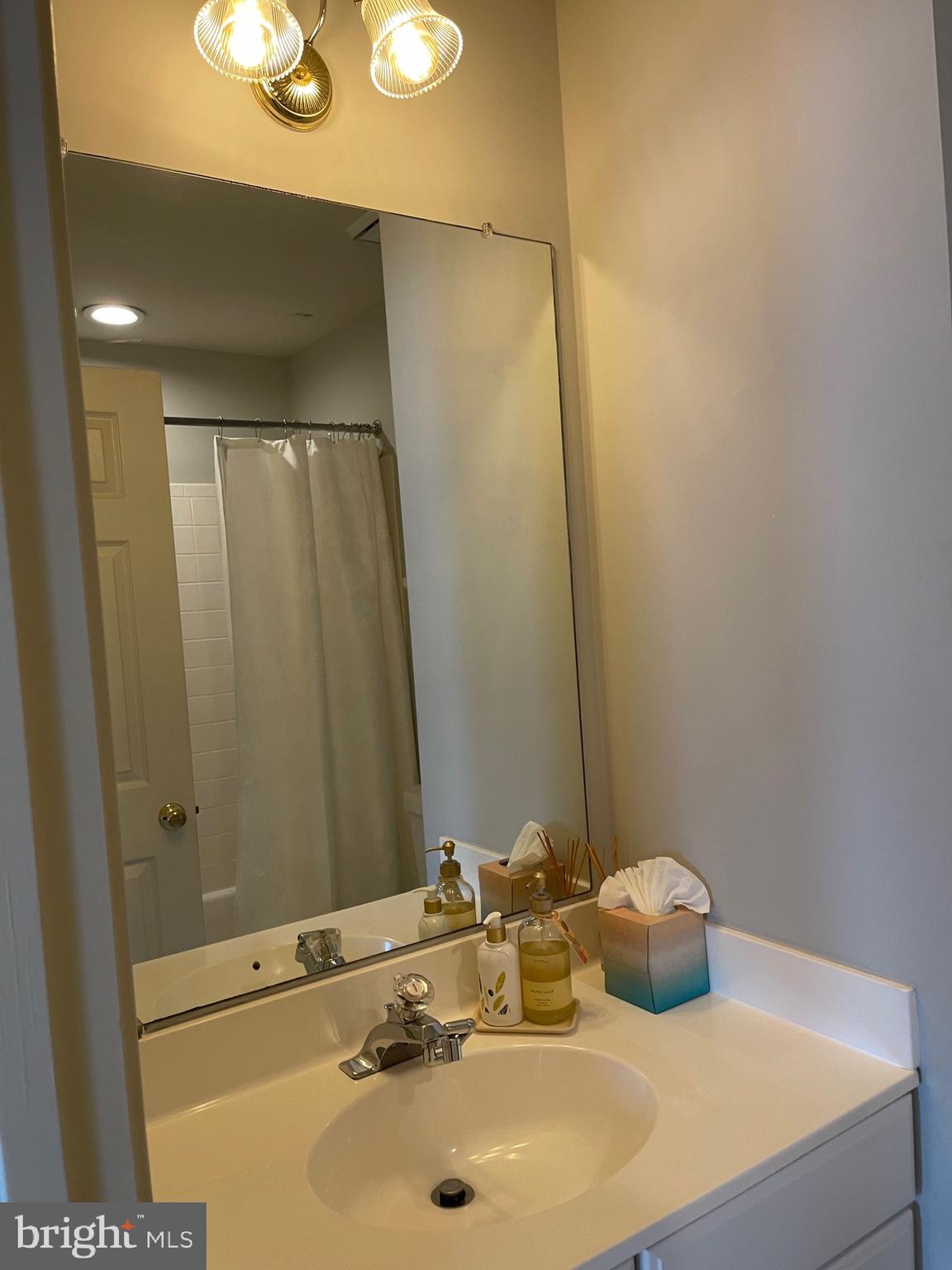 DECOVERLY ADVENTURE - Residential Lease