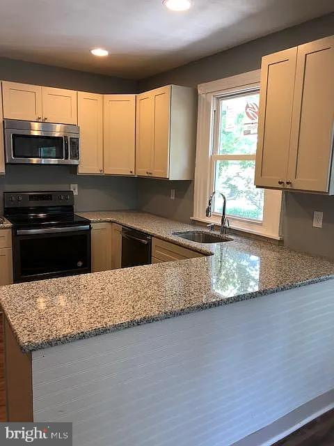 ROSLYN - Residential Lease