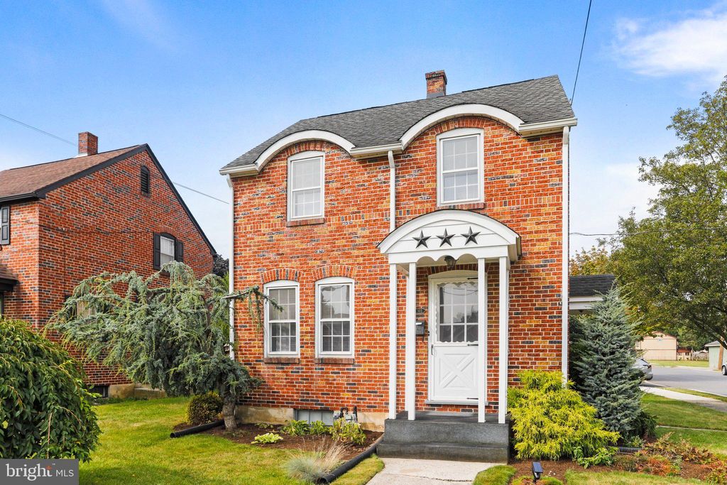 Photo of 502 Wayne Ave, CHAMBERSBURG, PA 17201 (MLS # PAFL2030492)